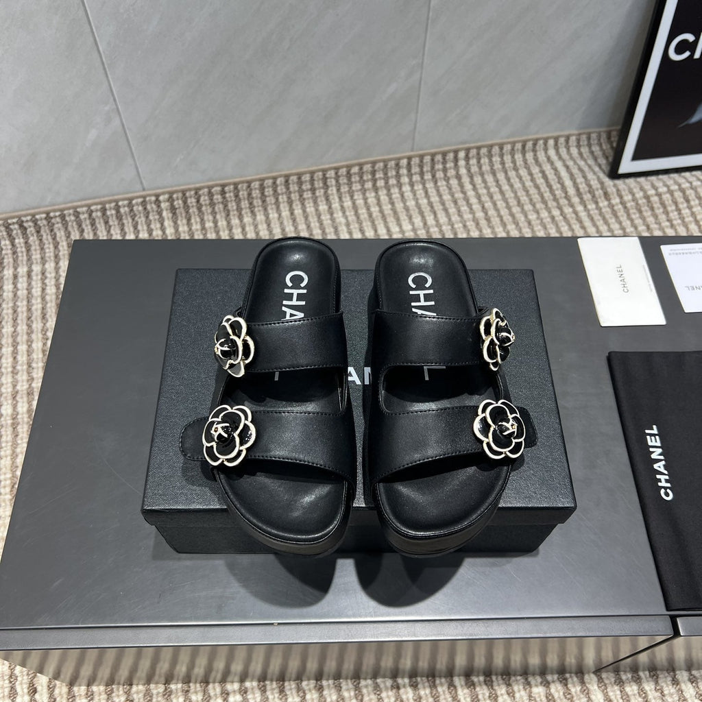 CC 25SS Flower Buckle Platform Beach Slides in Black Cowhide