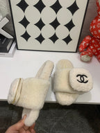 CC 25s Logo Slippers Beige Shearling 455074