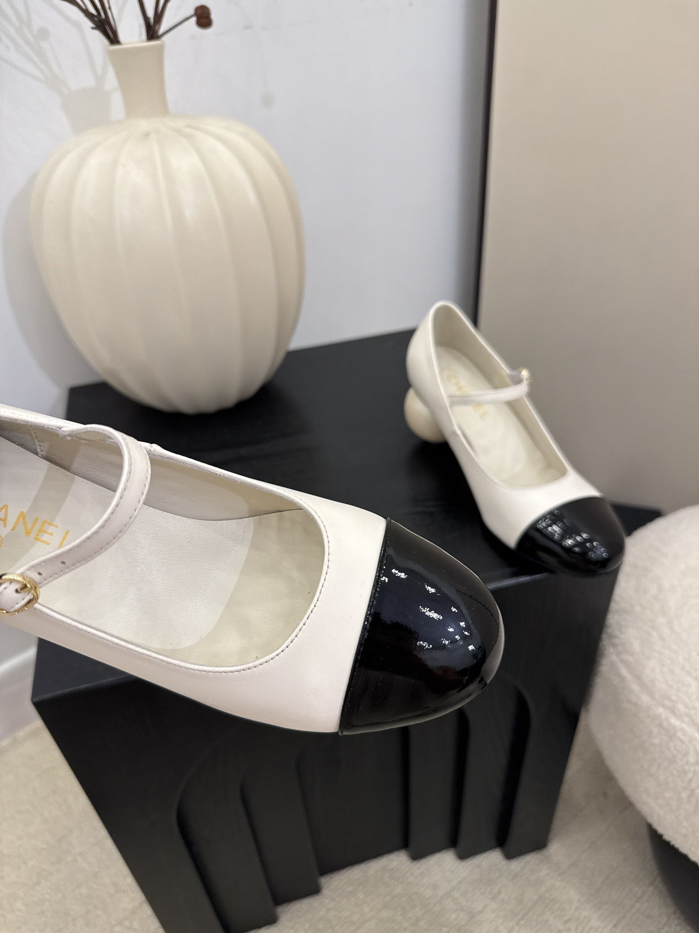 CC 25A Double C Giant Pearl Heel Mary Janes White Cowhide 127018
