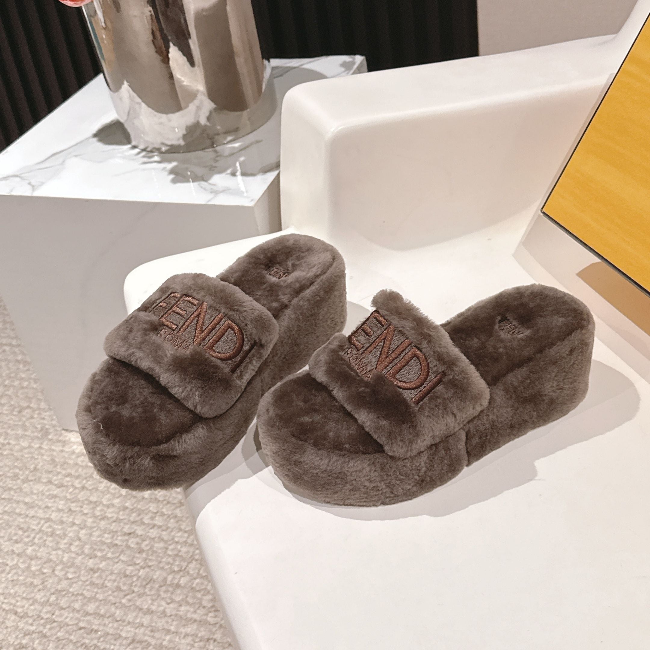 Fendi F013 2025ss Fluffy Slippers Brown Lambswool 467196