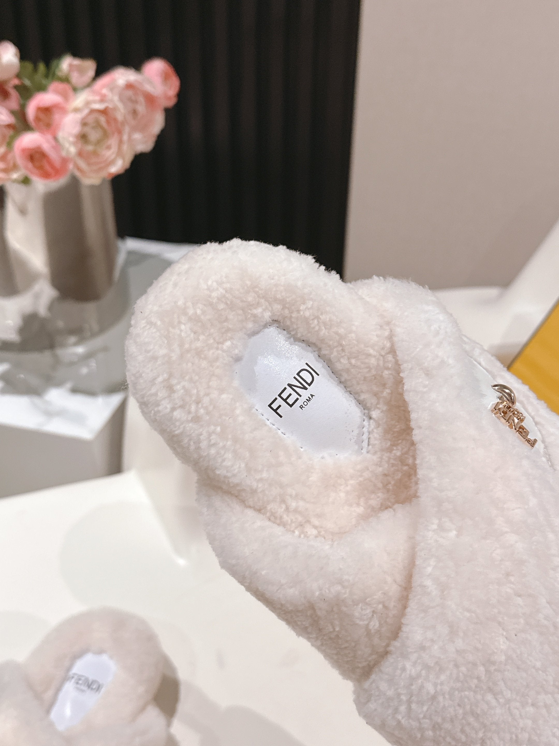 Fendi F013 2025ss Fluffy Slippers White Lambswool 467192