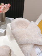 Fendi F013 2025ss Fluffy Slippers White Lambswool 467192