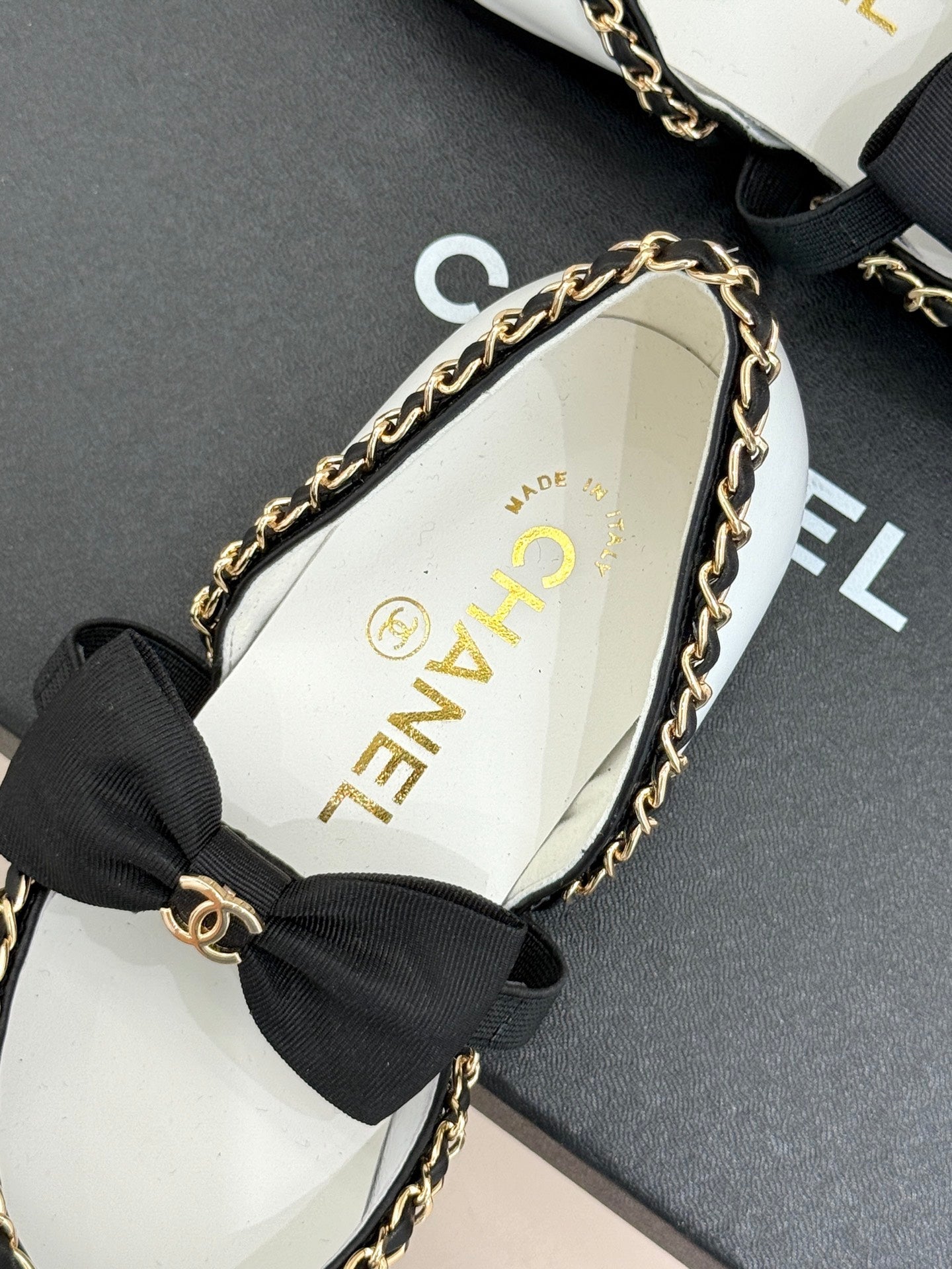 CC 25P Hollow Chain Bow Mary Janes White Cowhide 473298