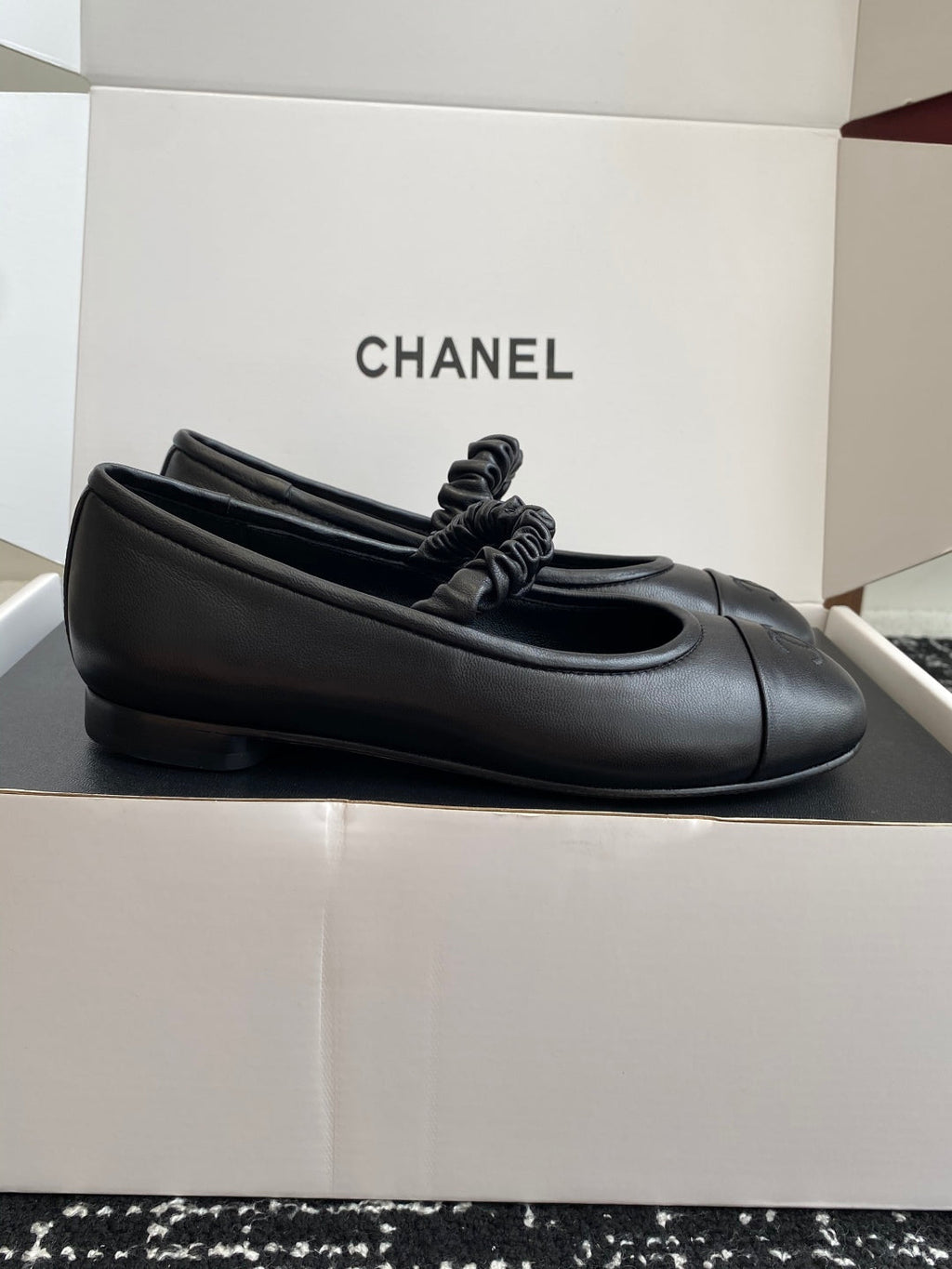 CC 25SS Embroidered Double C logo Mary Janes Black Sheepskin 473427