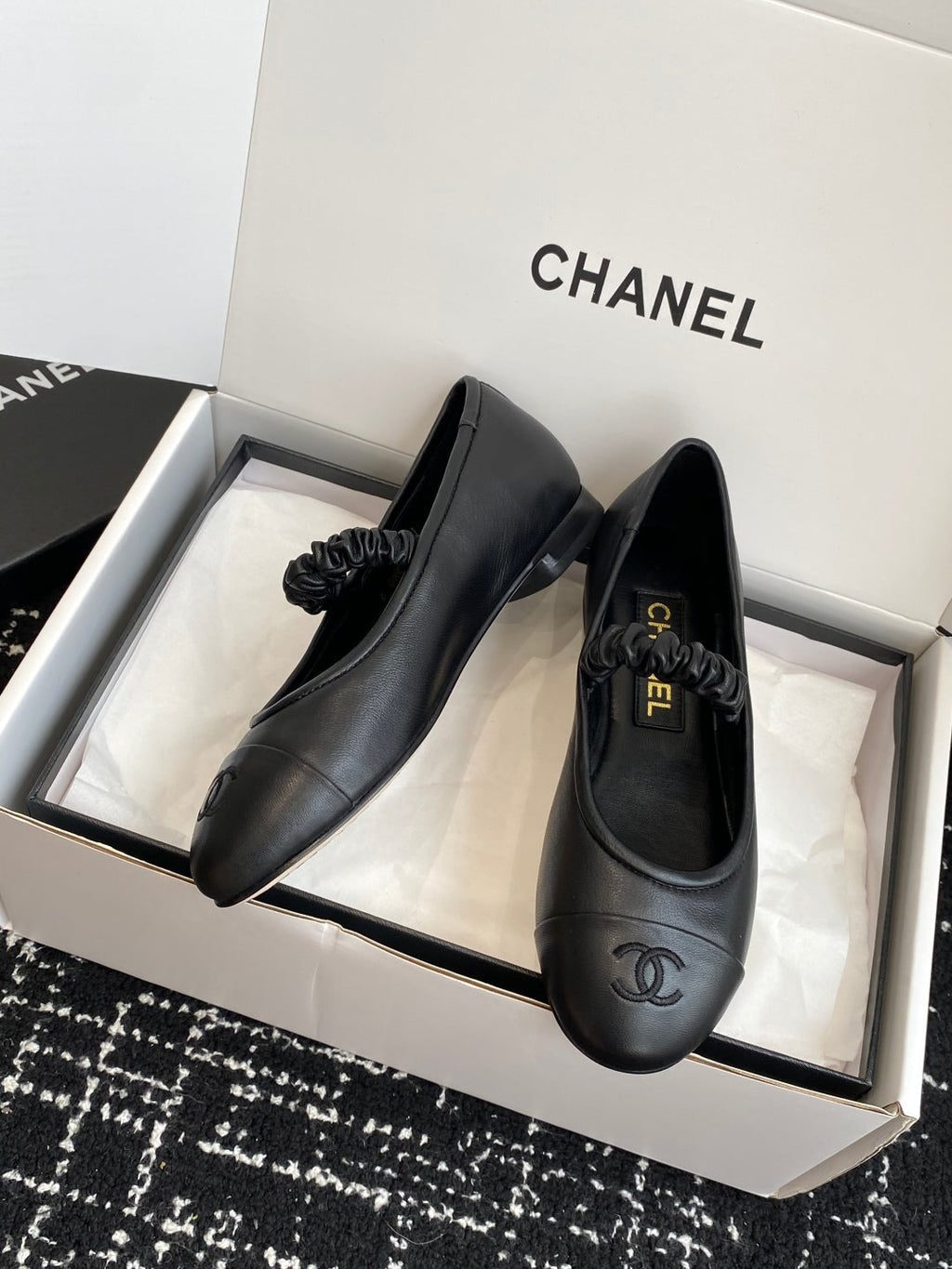 CC 25SS Embroidered Double C logo Mary Janes Black Sheepskin 473427