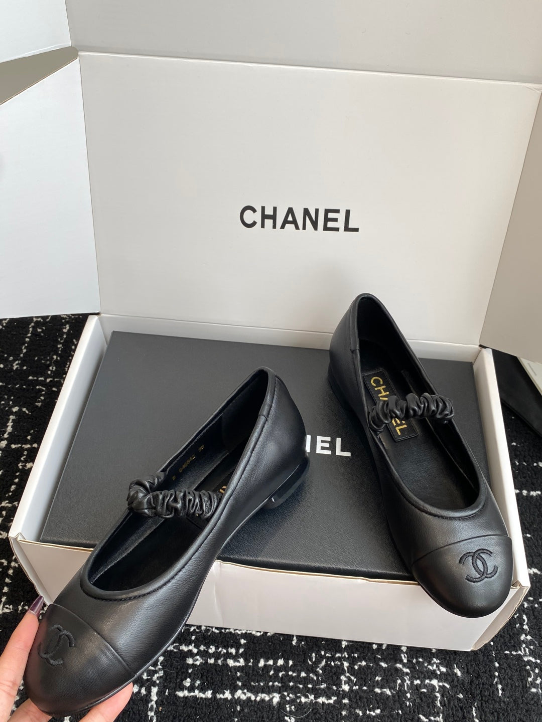 CC 25SS Embroidered Double C logo Mary Janes Black Sheepskin 473427