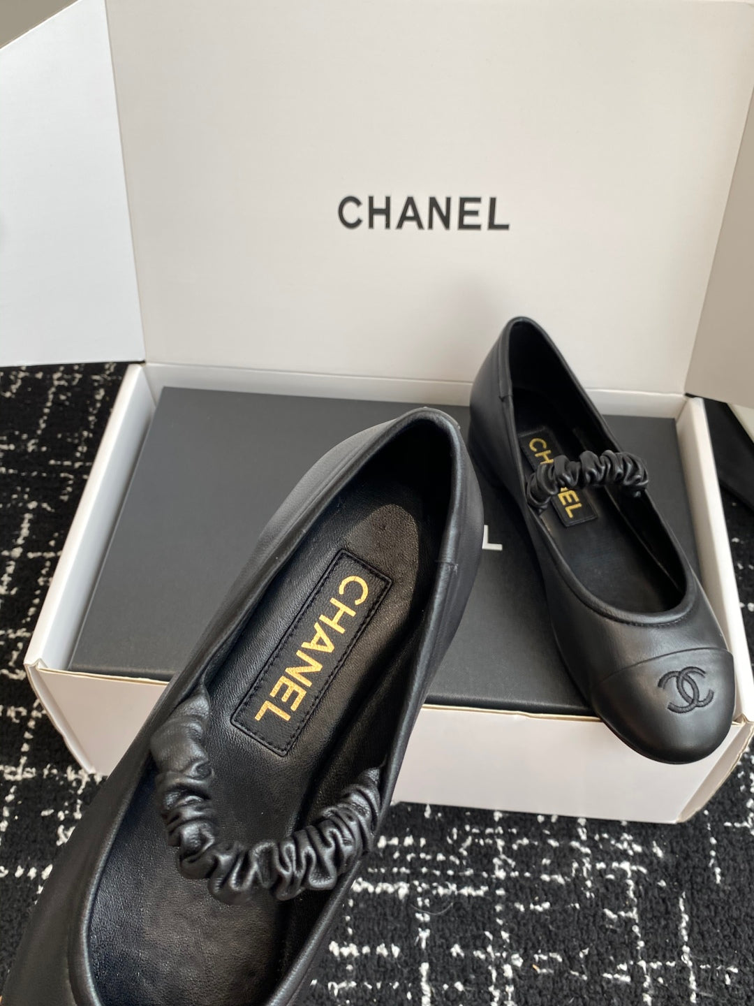 CC 25SS Embroidered Double C logo Mary Janes Black Sheepskin 473427