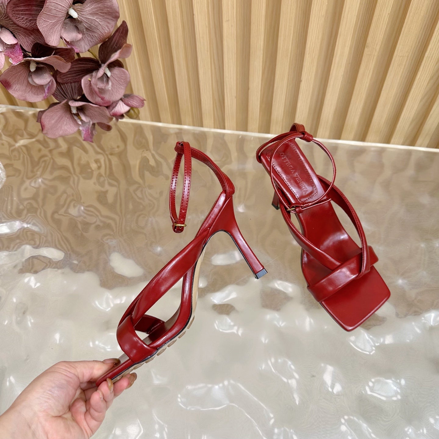 BV 25SS Flat-Soled High-Heeled Ankle Strap Sandals Red Shiny Calfskin