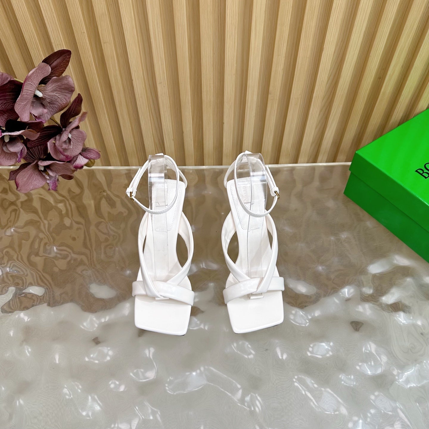 BV 25SS Flat-Soled High-Heeled Ankle Strap Sandals White Shiny Calfskin