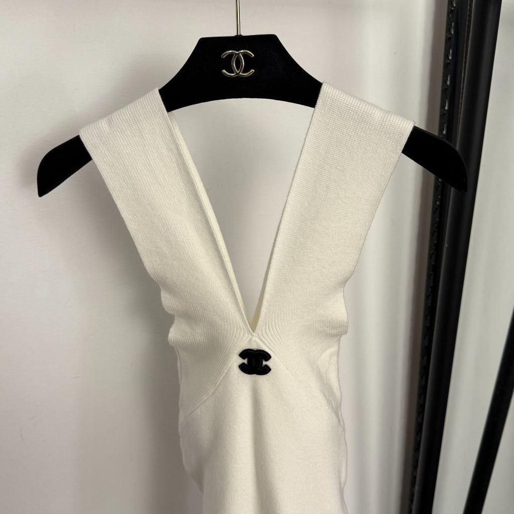 CC Patch Deep V-neck Hip-hugging Knitted Suspender Dress