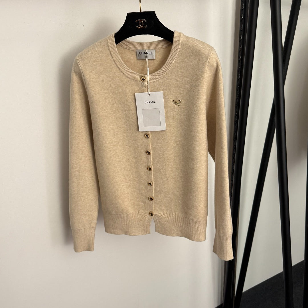CC Bow Single-Breasted Round Neck Long-Sleeved Knit Cardigan
