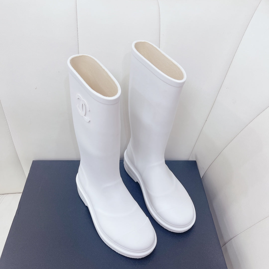 Chanel 26   Rain Boots White Sheepskin 476068