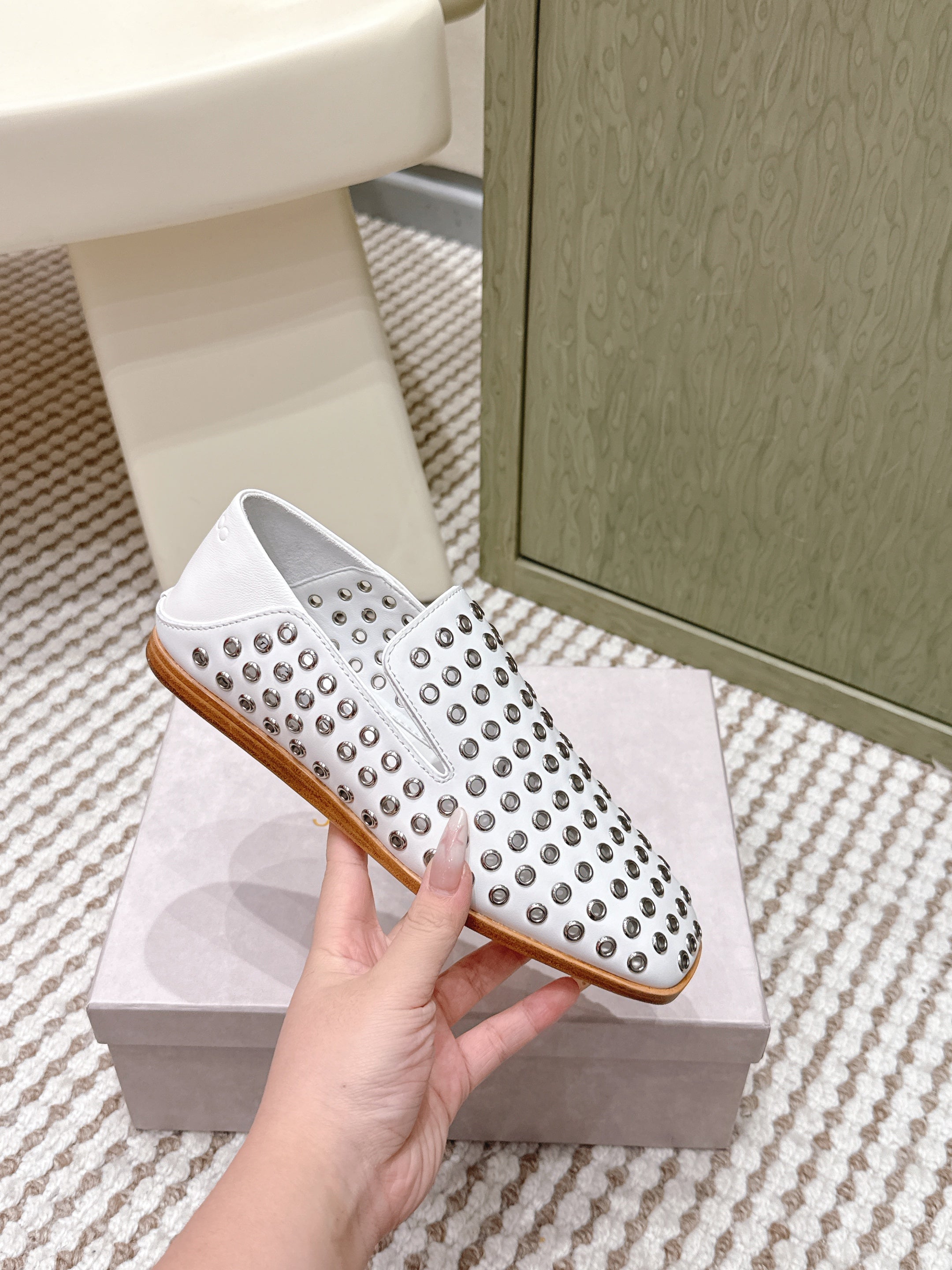 Jimmy Choo Eliot flat Slippers Metallic Eyelets White Calfskin 568493