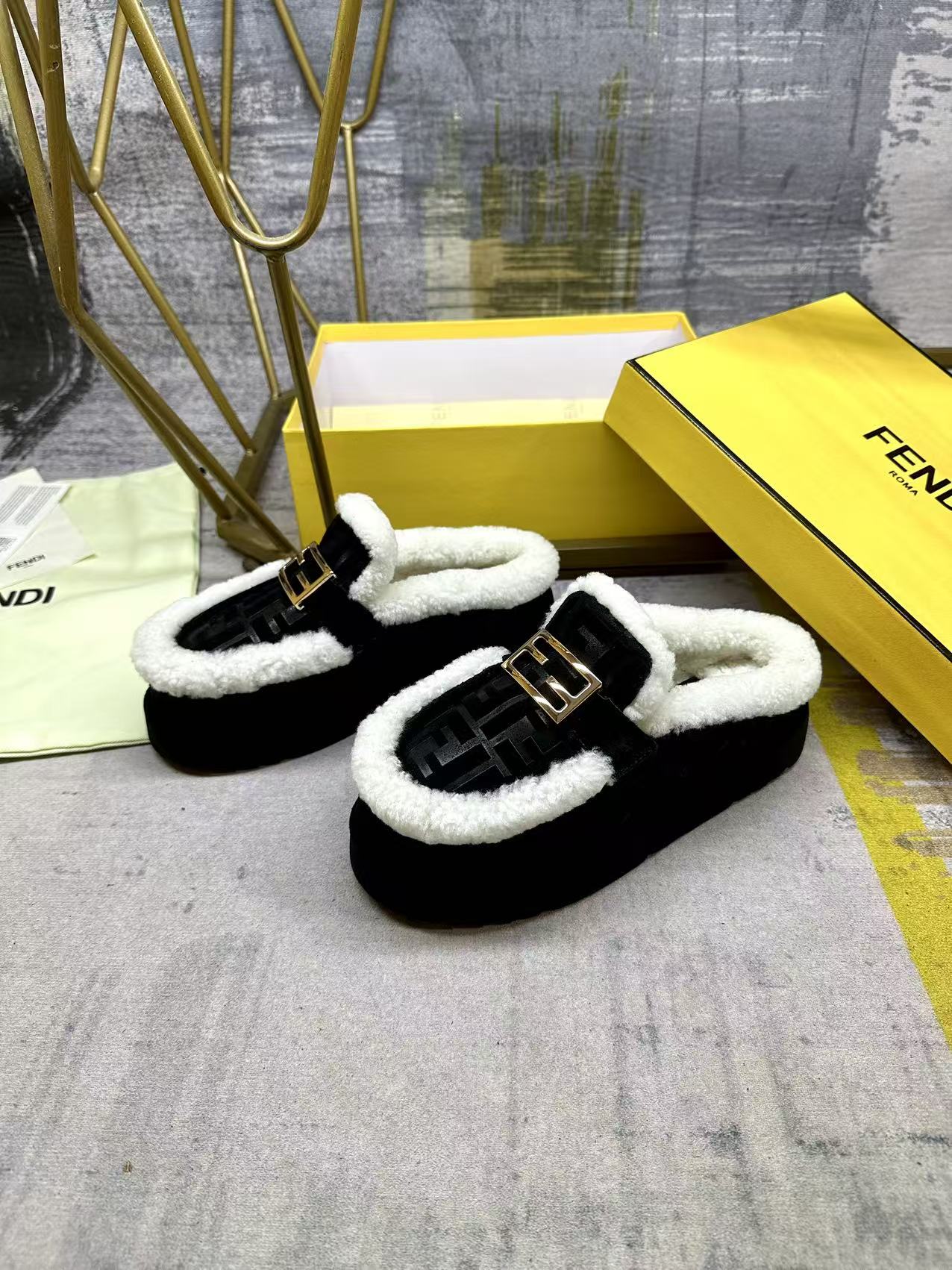Fendi Round-toe Flat Mules Black Suede 575427