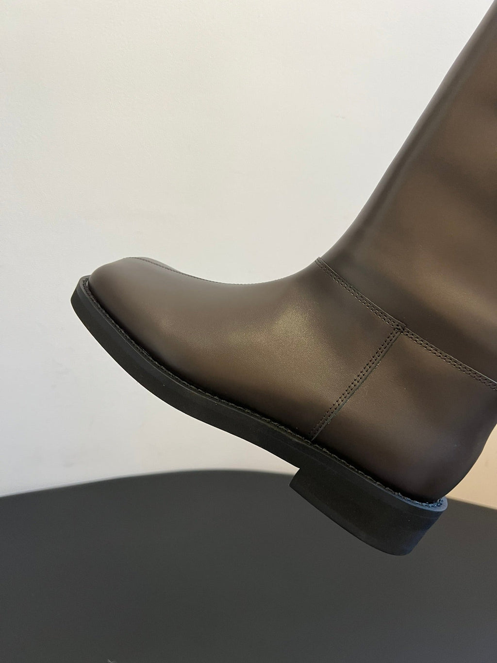 Maison Margiel 25ss Cool Square Toe Tall Riding Boots Dark Gray Glossy Leather 580414