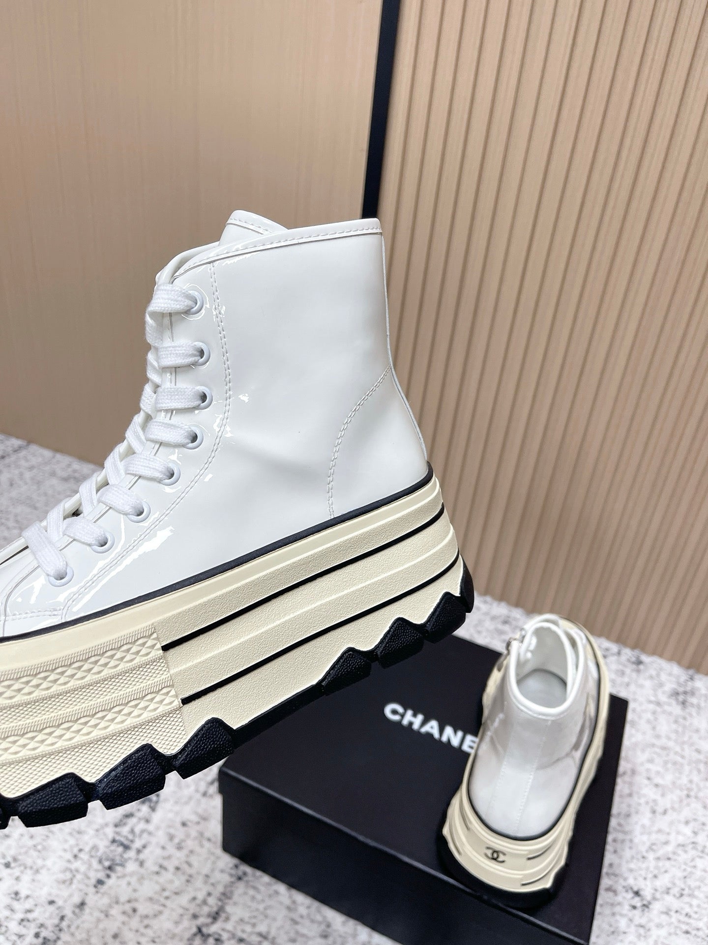 Chanel Platform High-Top Casual White Sneakers in Cowhide 591372