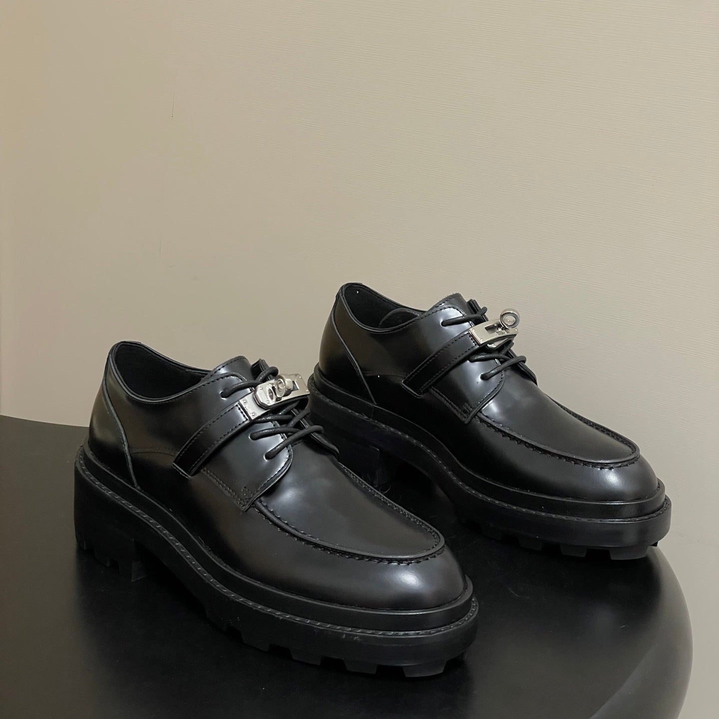HM Kelly Buckle Classic Loafers Black in Cowhide 594335