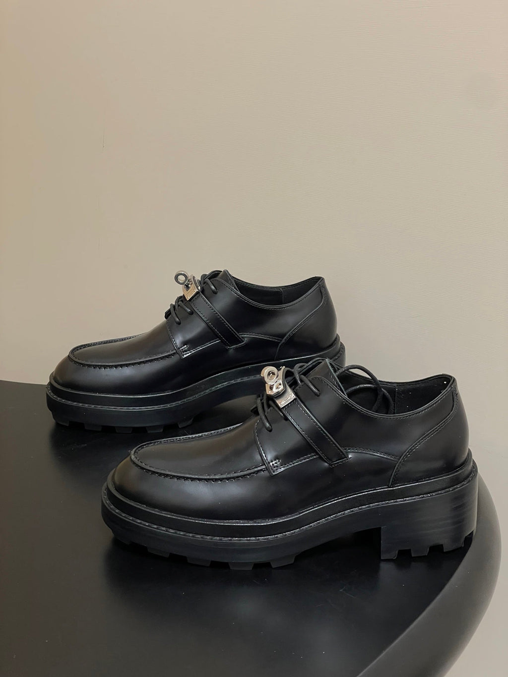HM Kelly Buckle Classic Loafers Black in Cowhide 594335