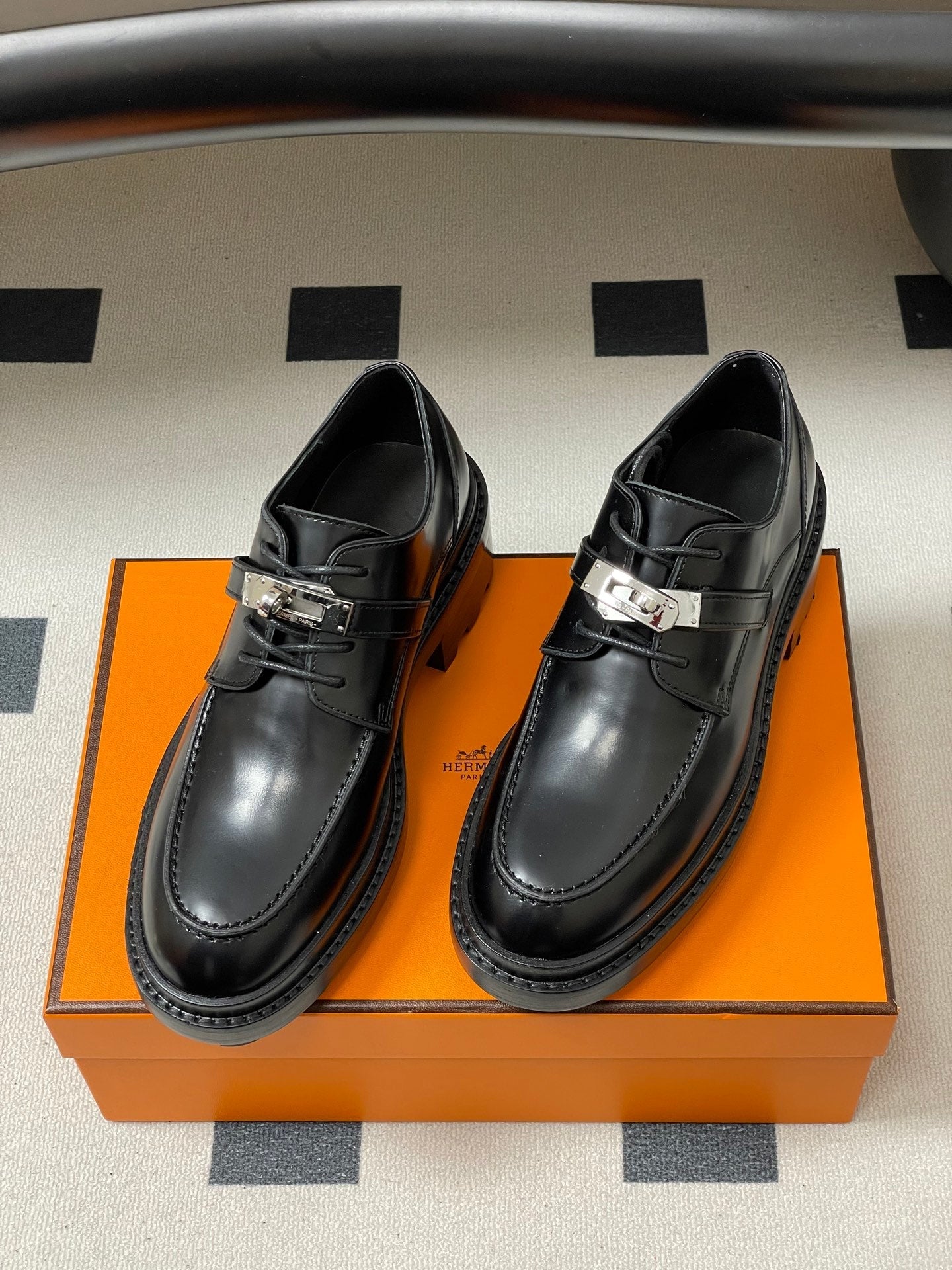HM Kelly Buckle Classic Loafers Black in Cowhide 594335