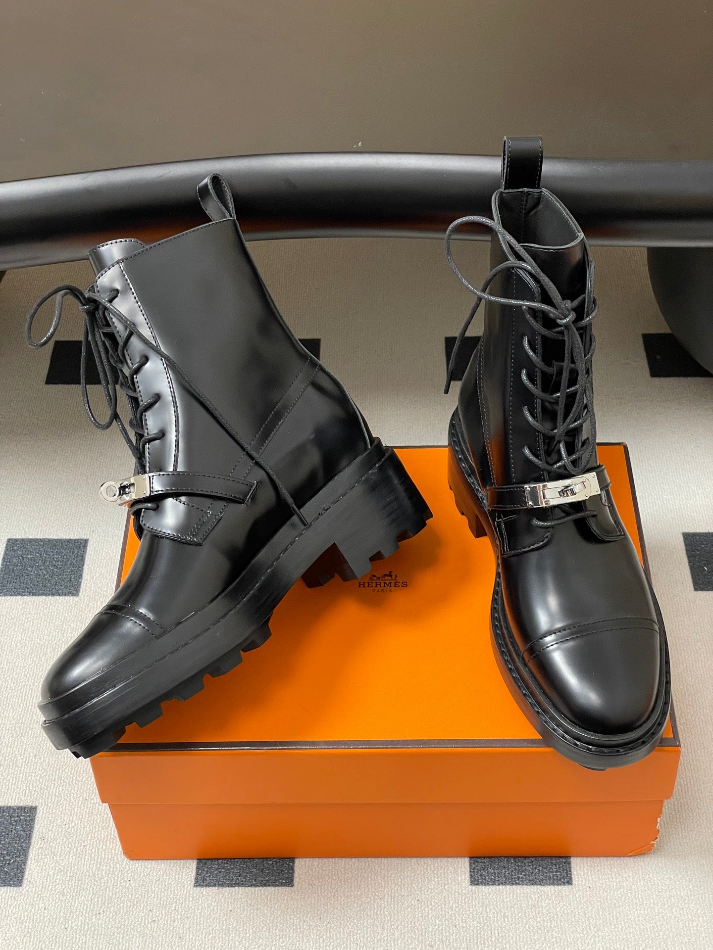 HM Kelly Buckle Classic Ankle Boots Black in Cowhide 594334