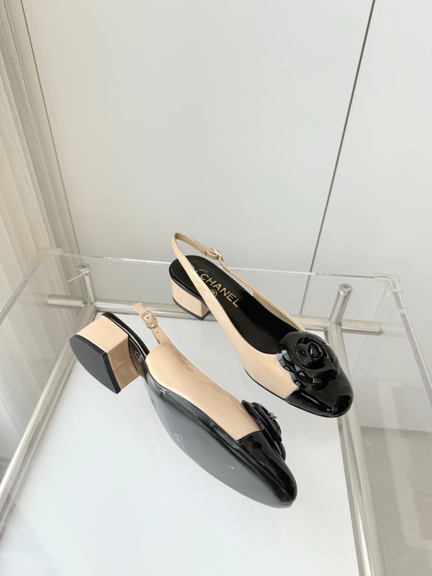 Chanel 26 Camellia High Heels 35 Beige Black in Patent Leather 597417
