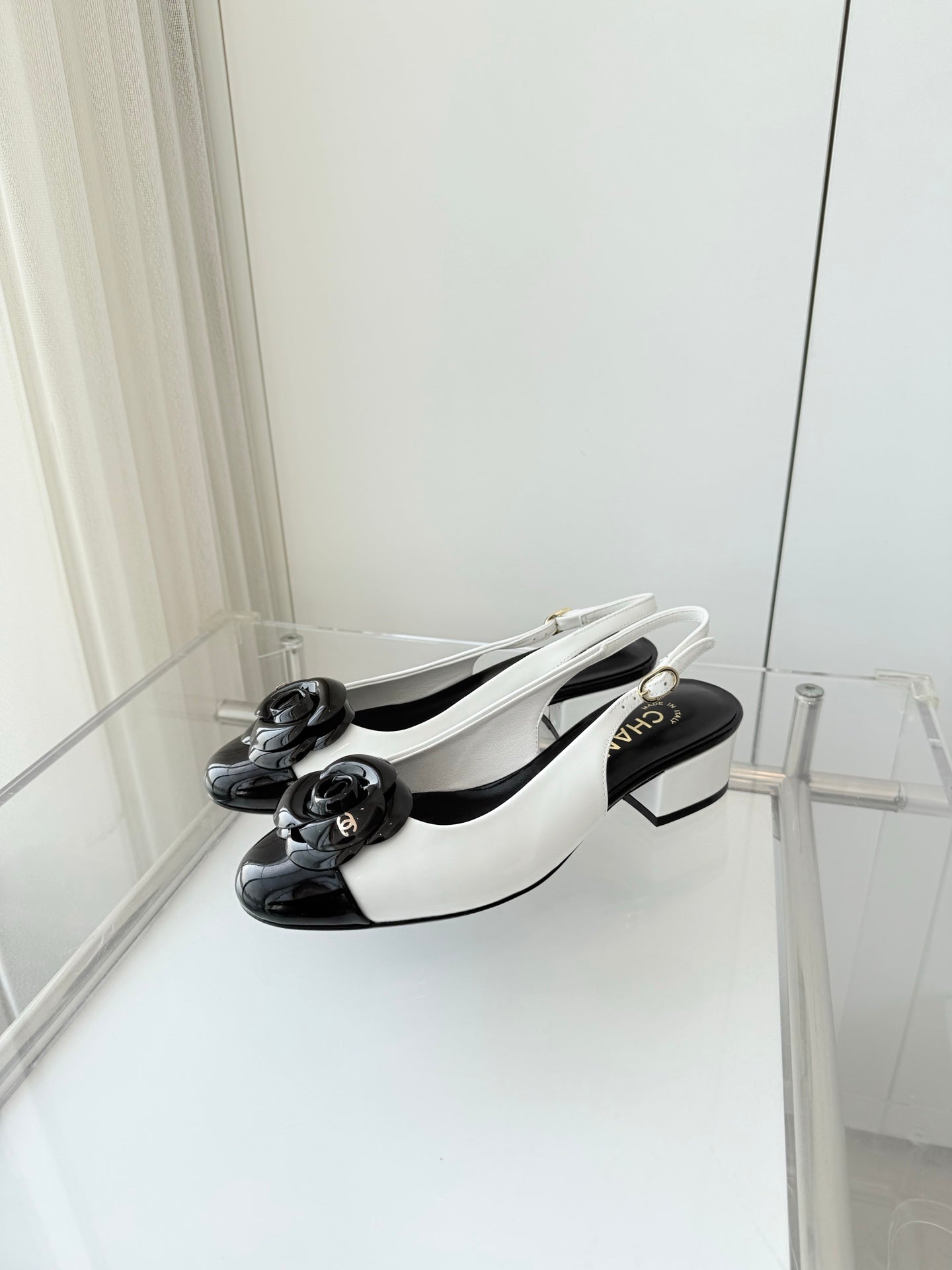 Chanel 26 Camellia High Heels 35 White Black in Patent Leather 597415