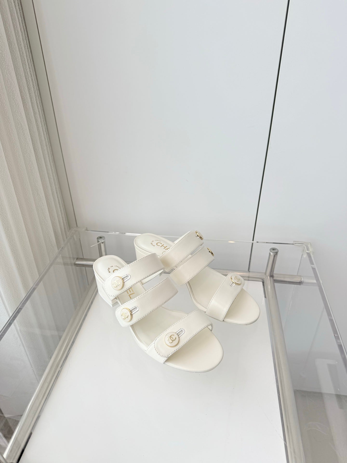 Chanel 26 Turnlock 40 White Sandal Mule in Lambskin 597399