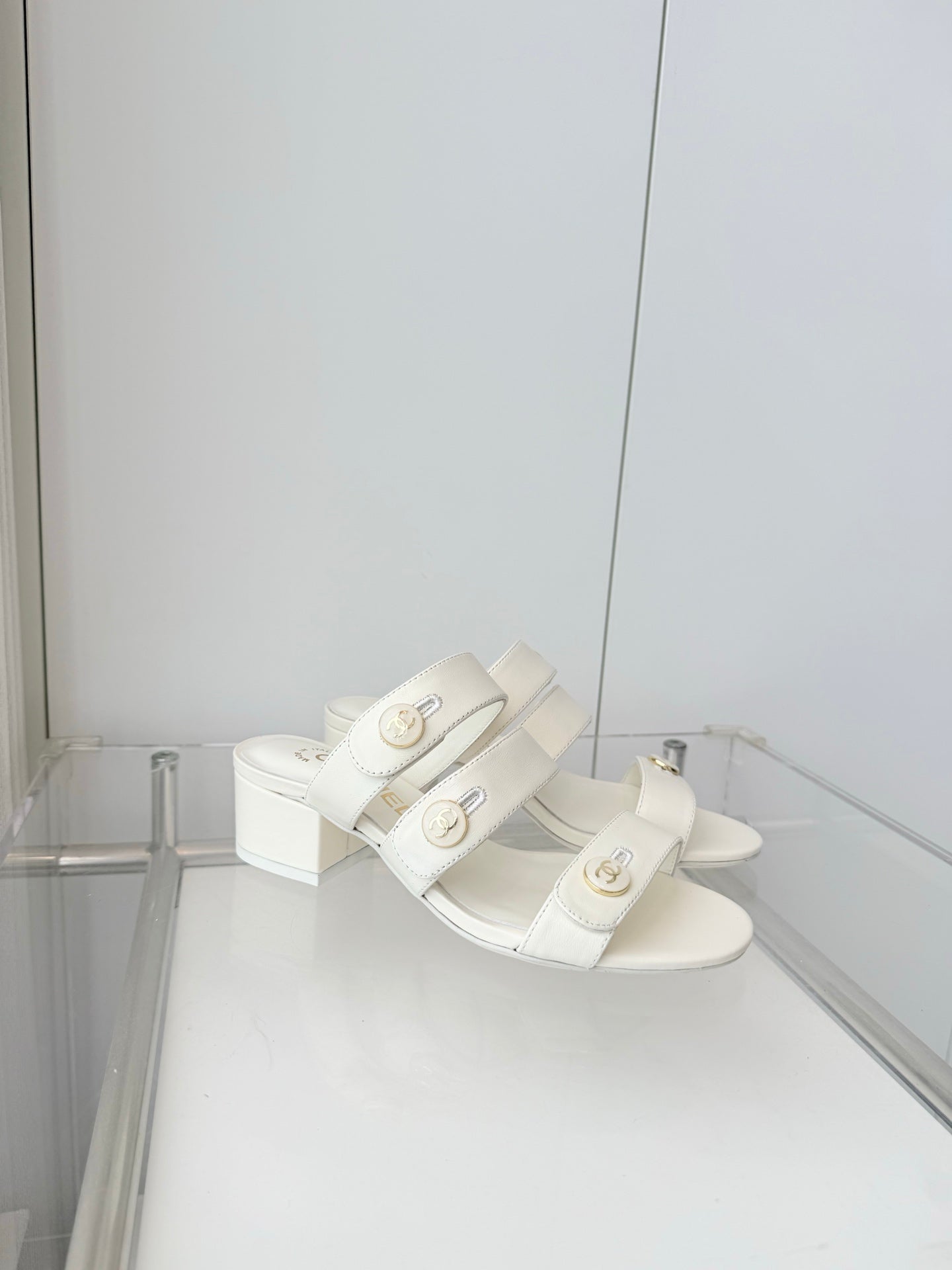 Chanel 26 Turnlock 40 White Sandal Mule in Lambskin 597399