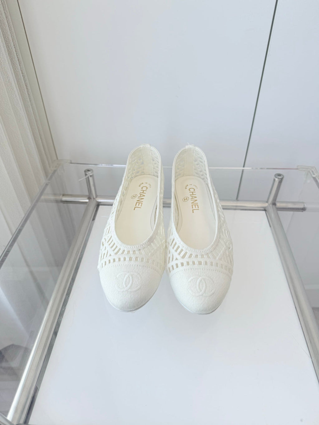 Chanel 26 Ladies Ballet Flats White in Fabric 597335