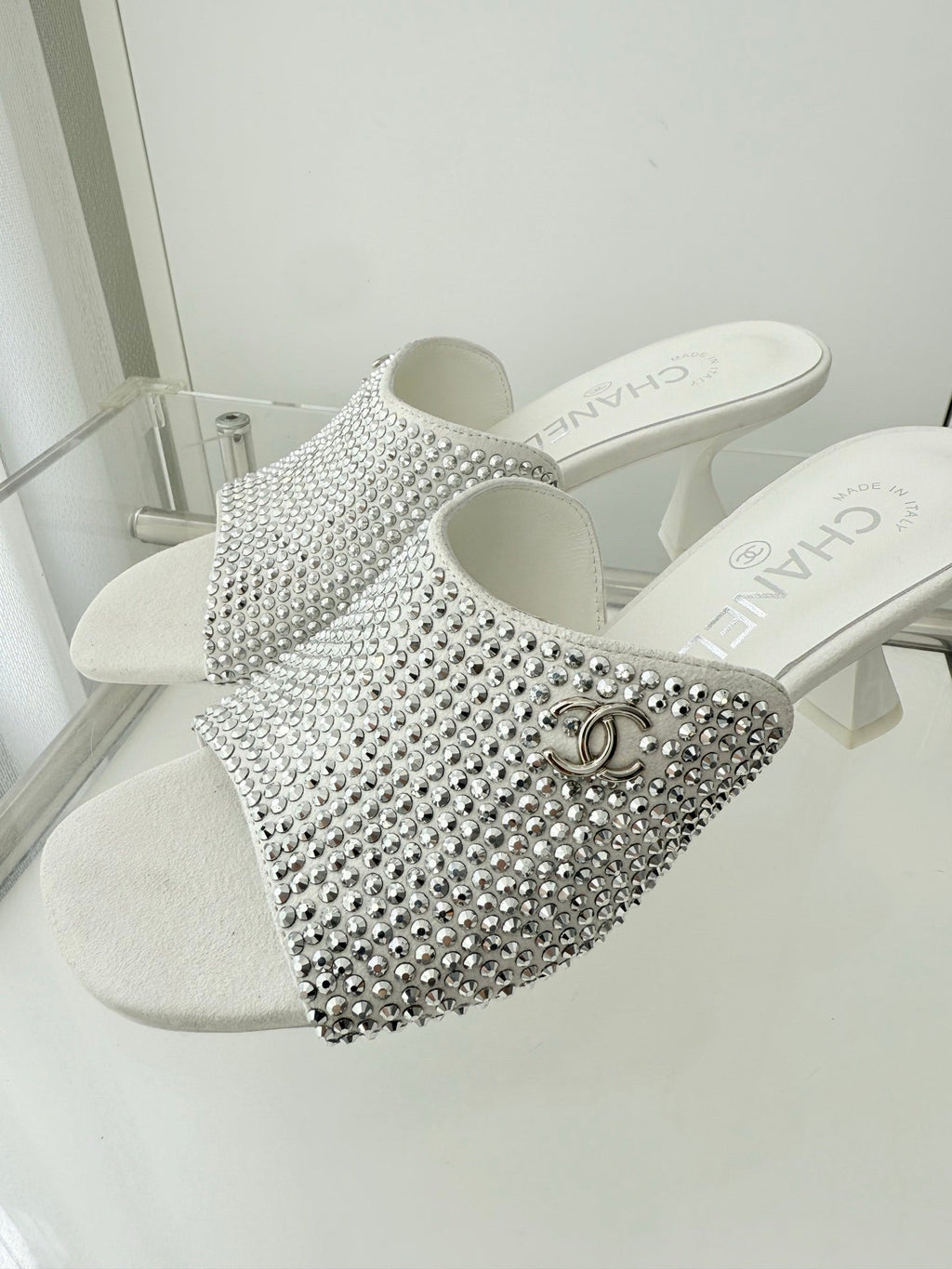 CC 26 Sandal 70 White Rhinstone Deer Hide 597373