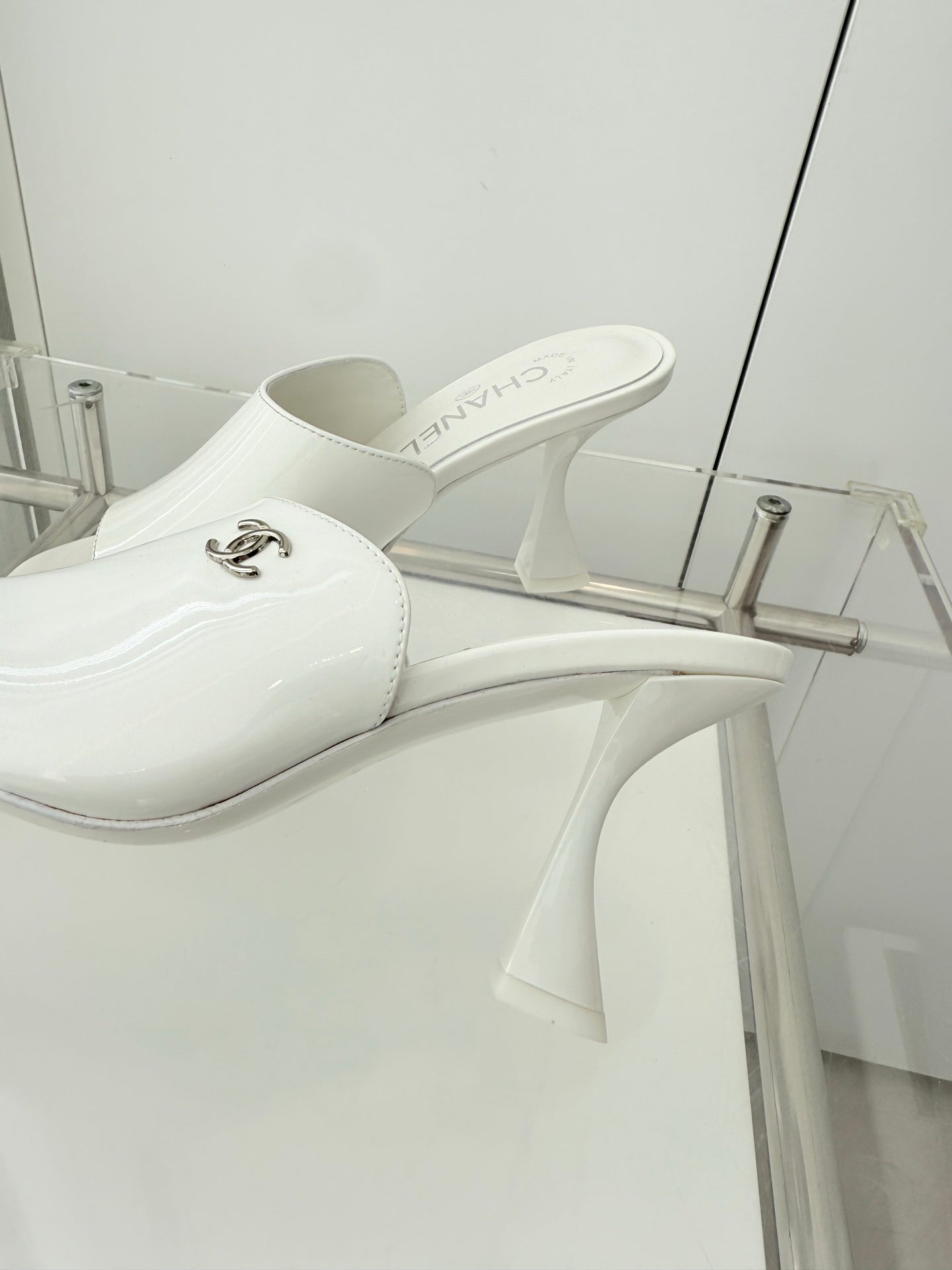 Chanel 26 Sandal 90 White in Patent Leather 597370