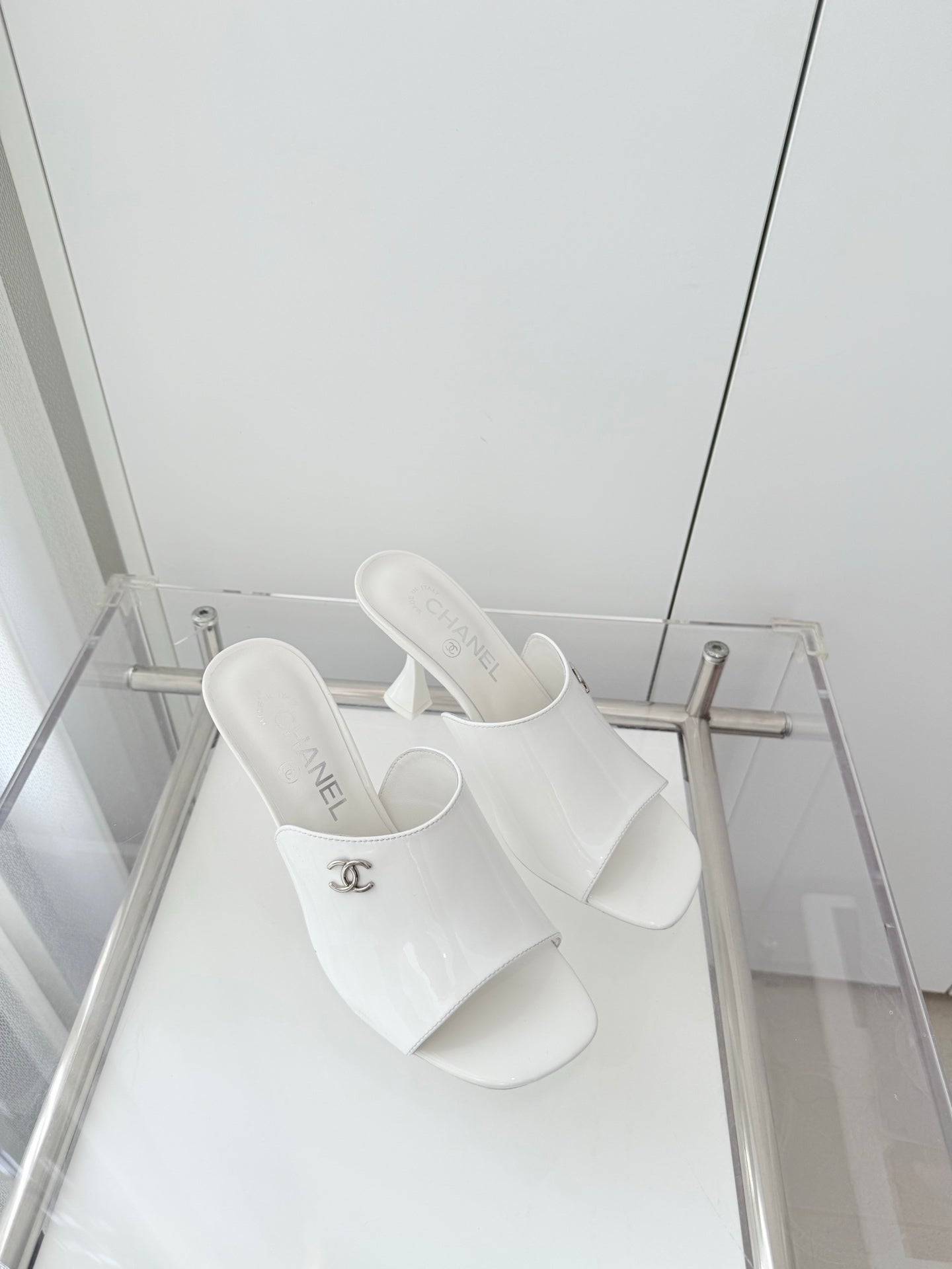 Chanel 26 Sandal 90 White in Patent Leather 597370