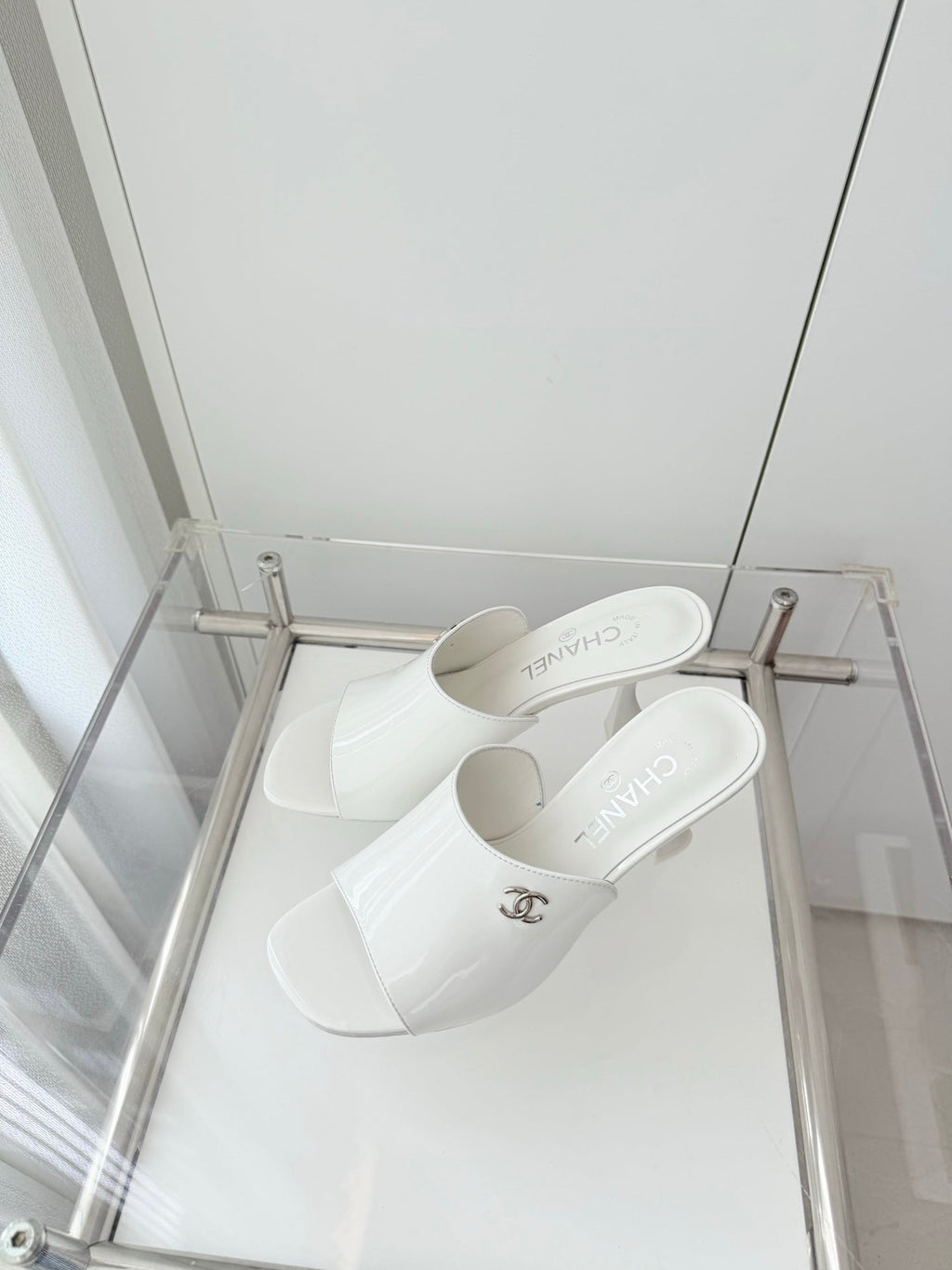 Chanel 26 Sandal 90 White in Patent Leather 597370