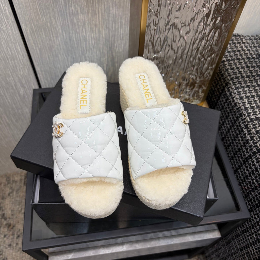 Chane 26 Platform Slippers White Beige in Patent Leather with Wool 602466