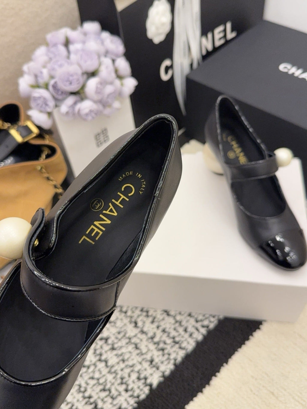CC Pearl Heel with Rhinstone Clasp Mary Janes Black Cowhide 602353