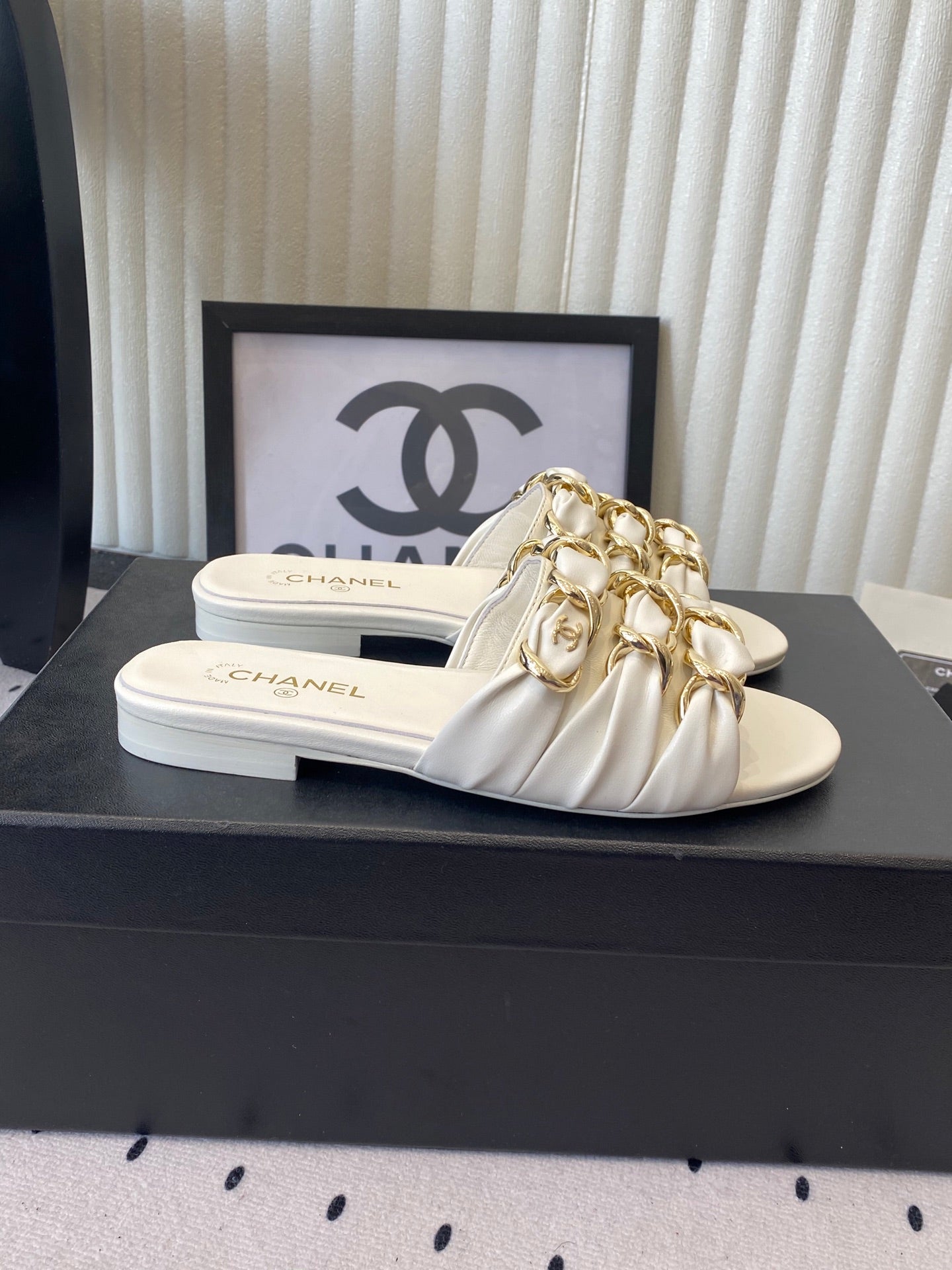Chanel Early Spring Chain Slippers White in Lambskin 611715
