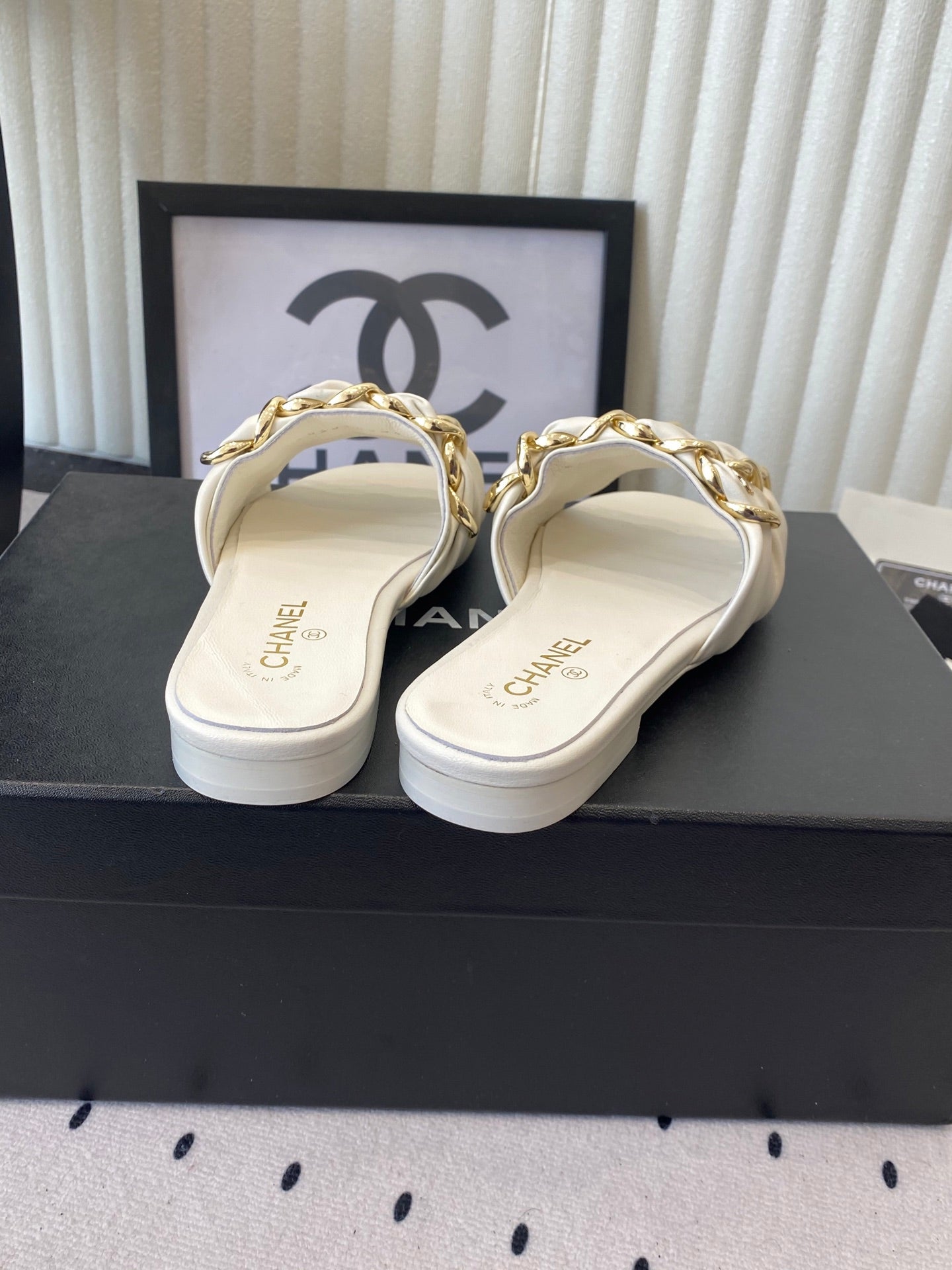 Chanel Early Spring Chain Slippers White in Lambskin 611715