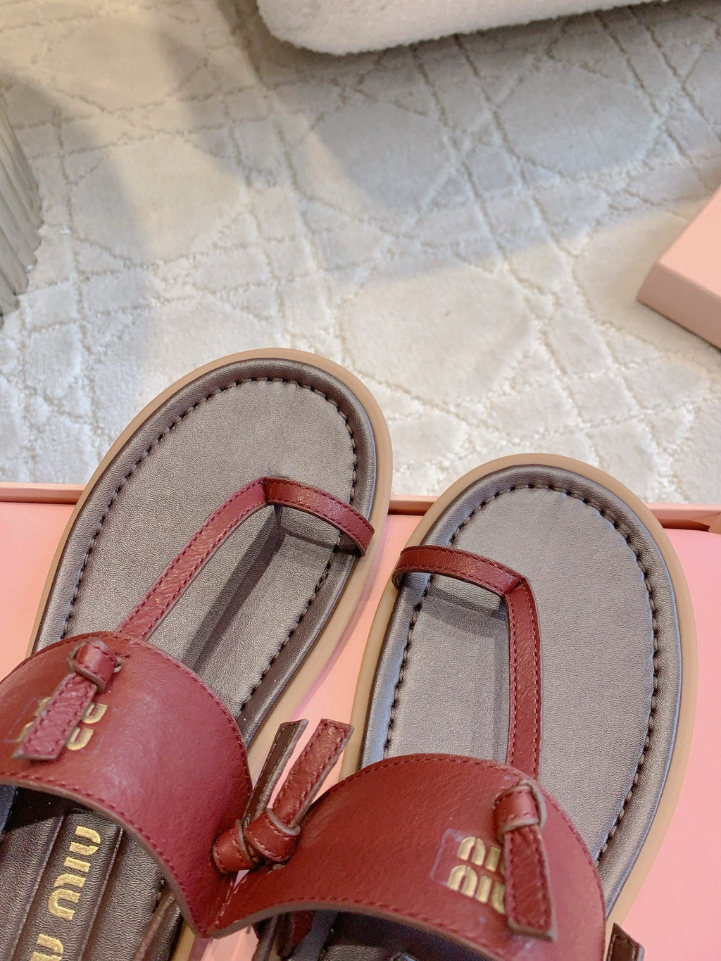Miu Flip-flot Flat Sandal Burgundy in Cowhide 615339