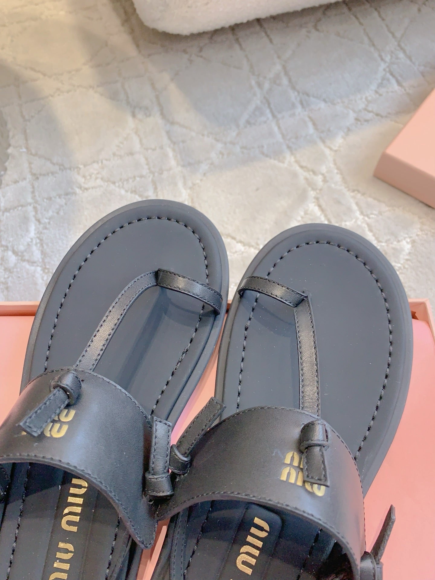 Miu Flip-flot Flat Sandal Black in Cowhide 615338