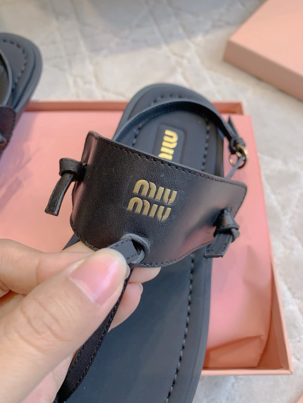 Miu Flip-flot Flat Sandal Black in Cowhide 615338