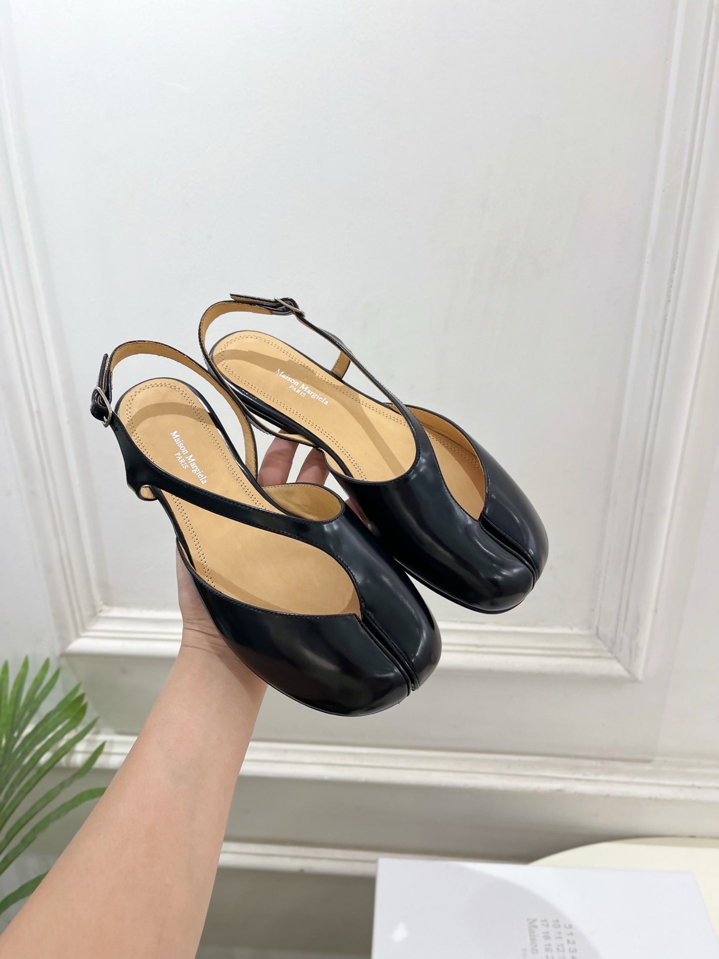 MM6 Tabi 26 Split-Toe Flat Sandals Black in Cowhide 631897