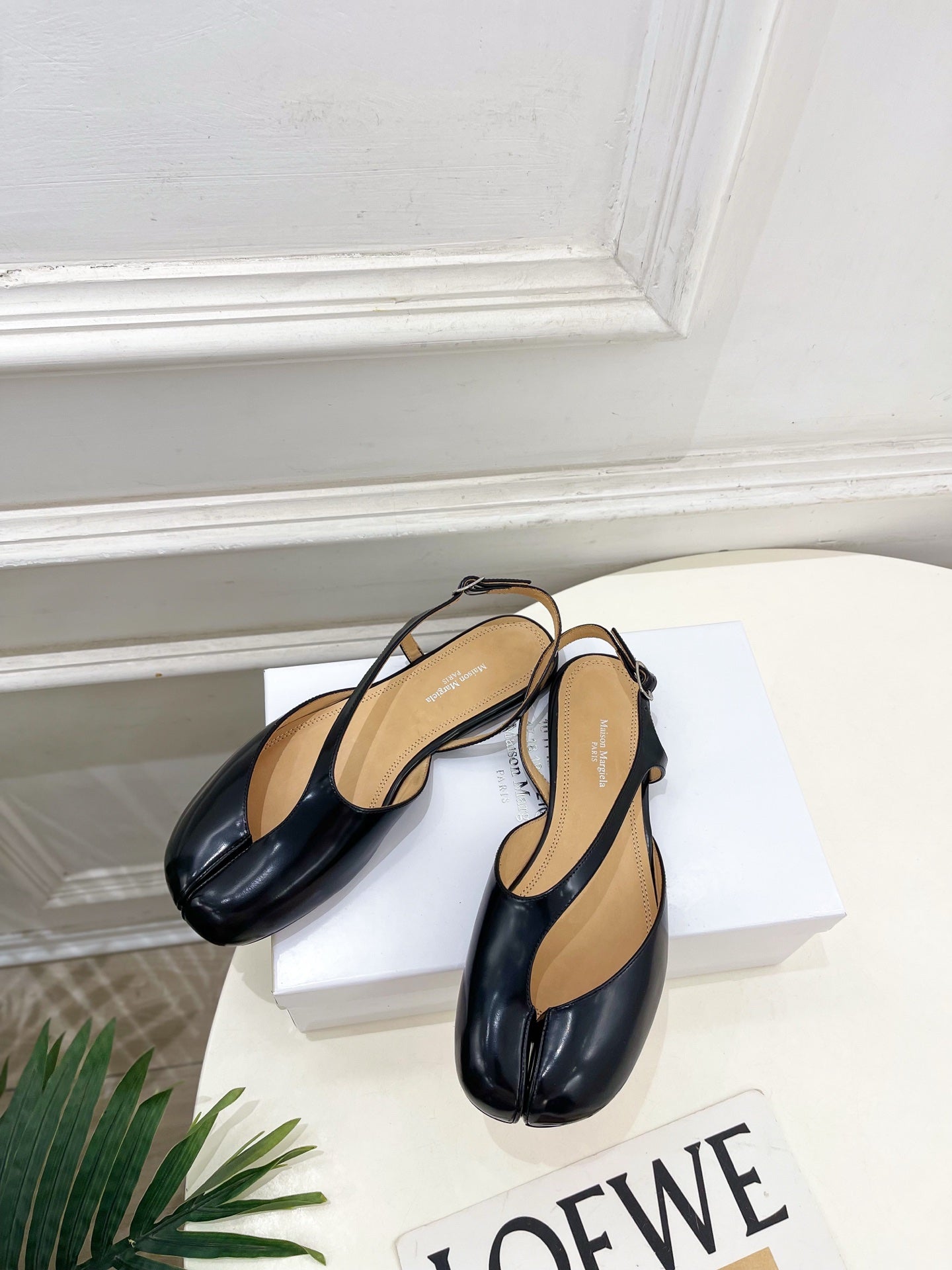 MM6 Tabi 26 Split-Toe Flat Sandals Black in Cowhide 631897
