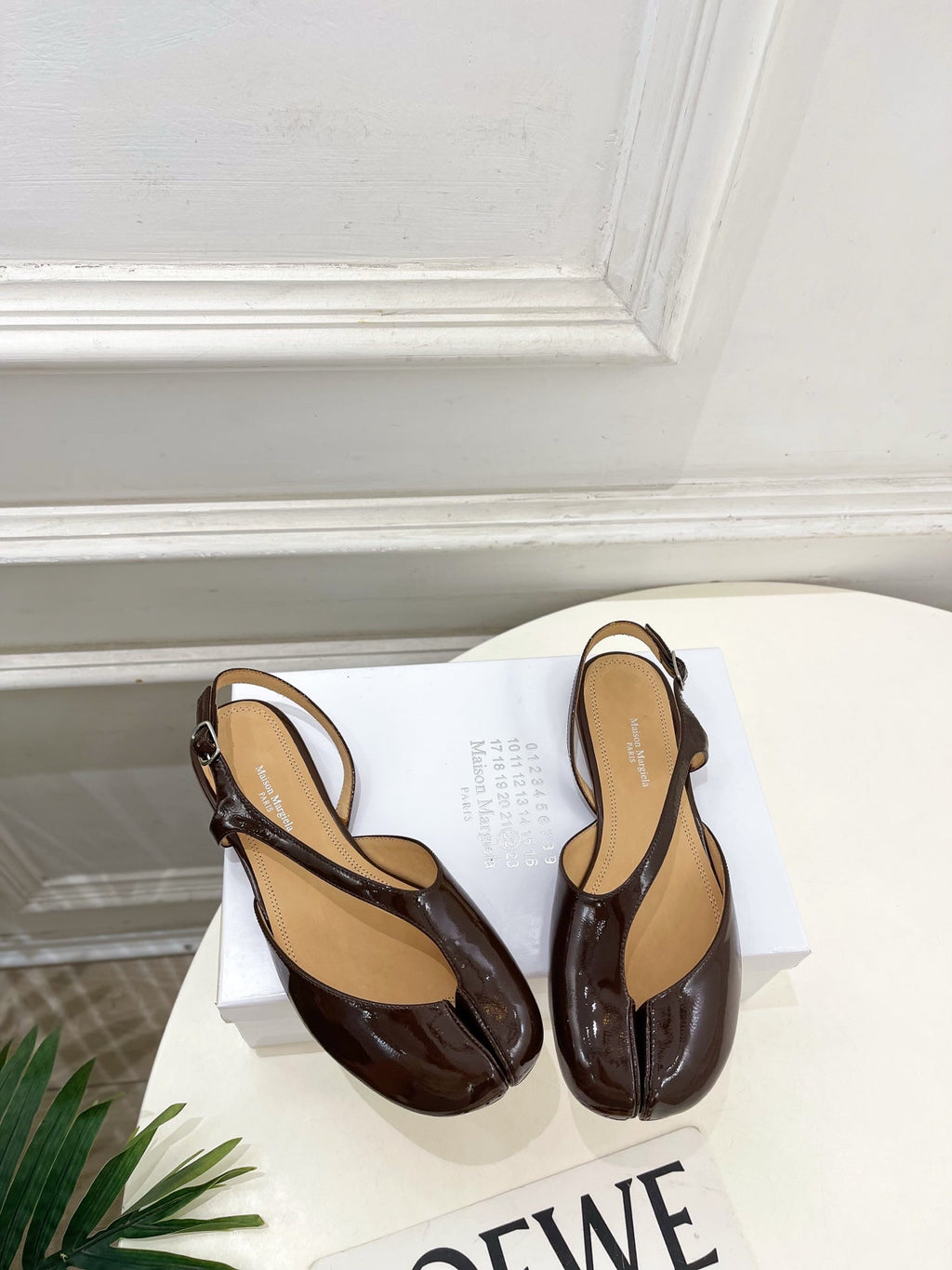 MM6 Tabi 26 Split-Toe Flat Sandals Brown in Cowhide 631898