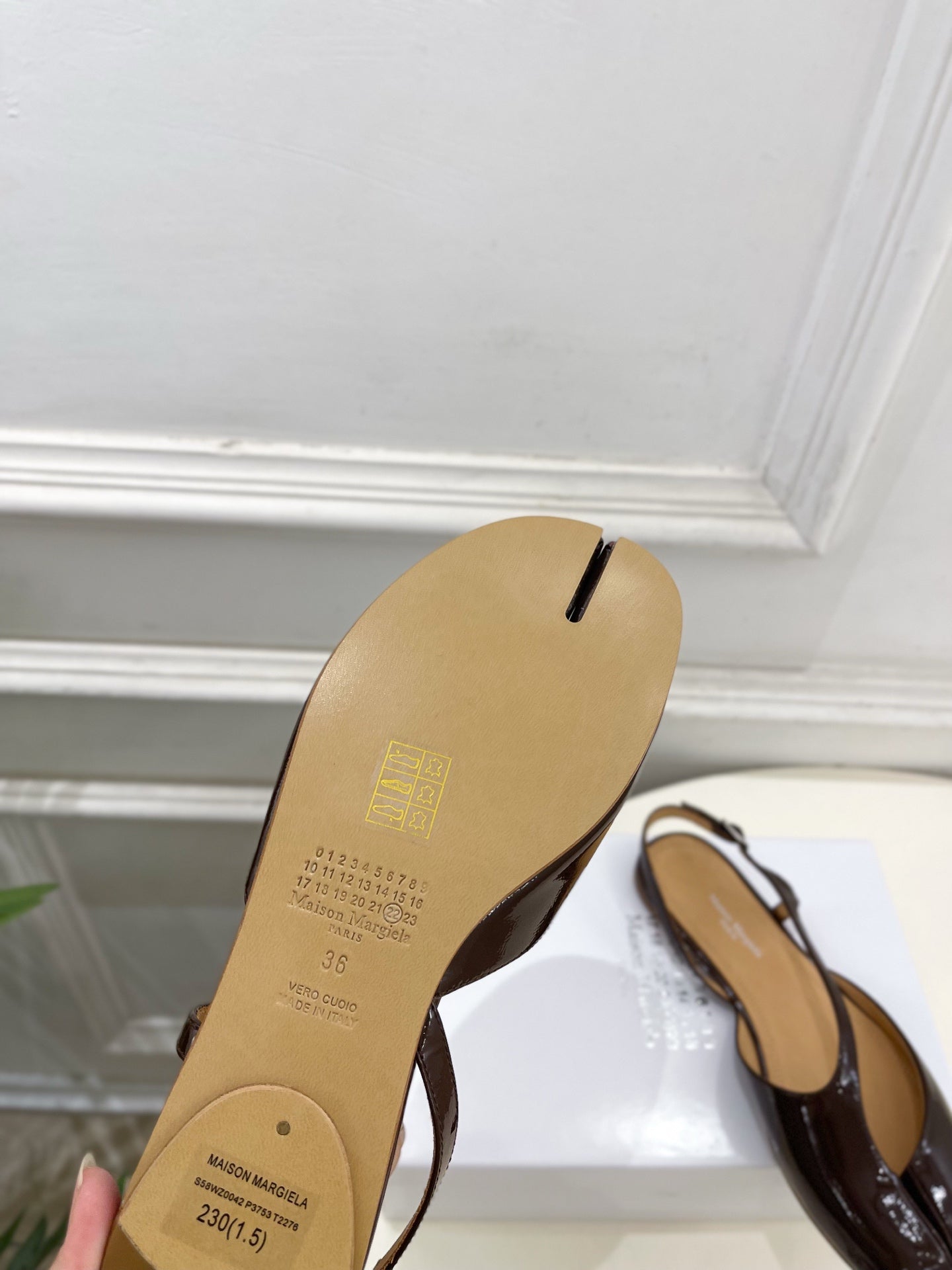 MM6 Tabi 26 Split-Toe Flat Sandals Brown in Cowhide 631898