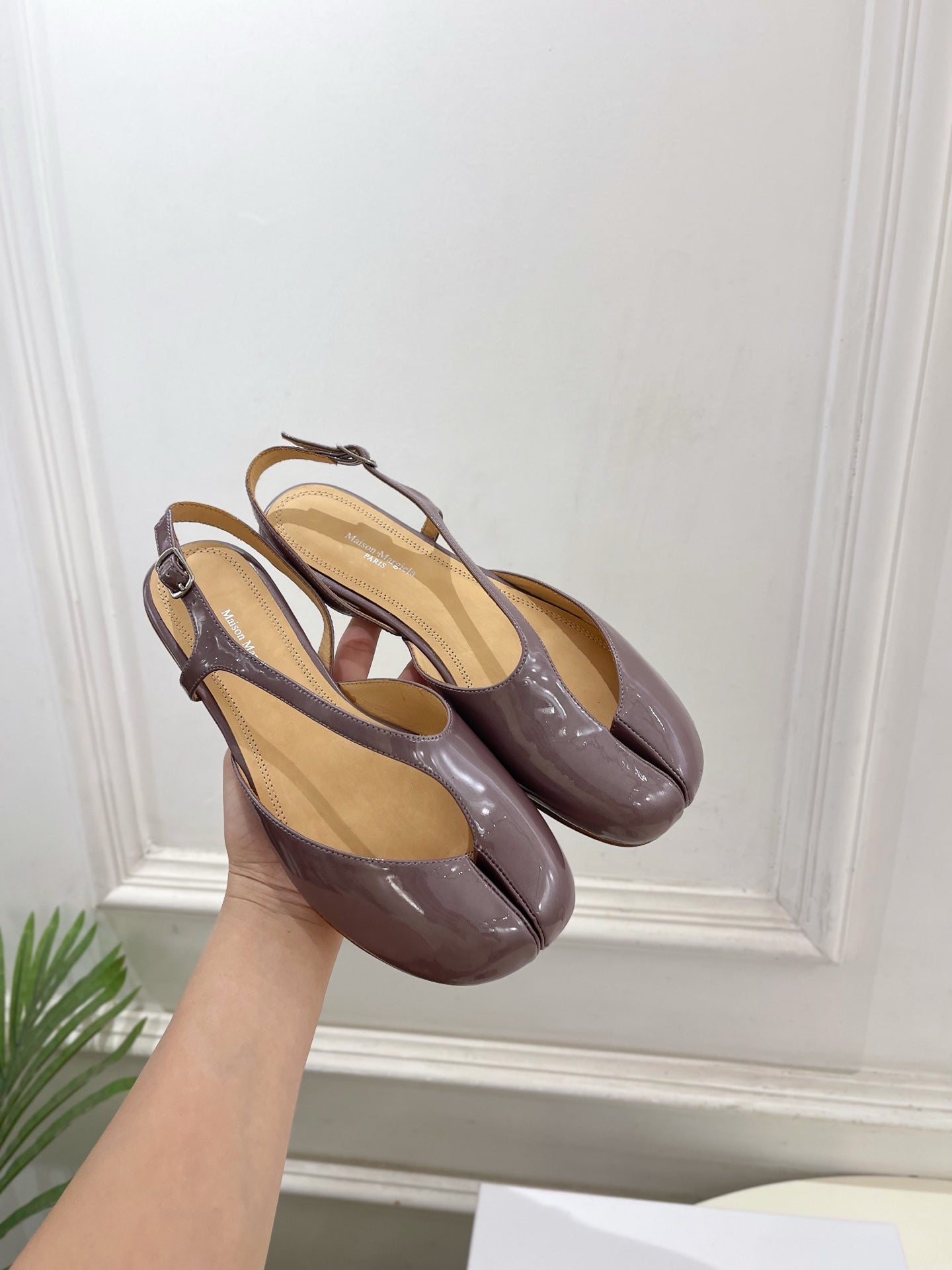 MM6 Tabi 26 Split-Toe Flat Sandals Purple in Cowhide 631899