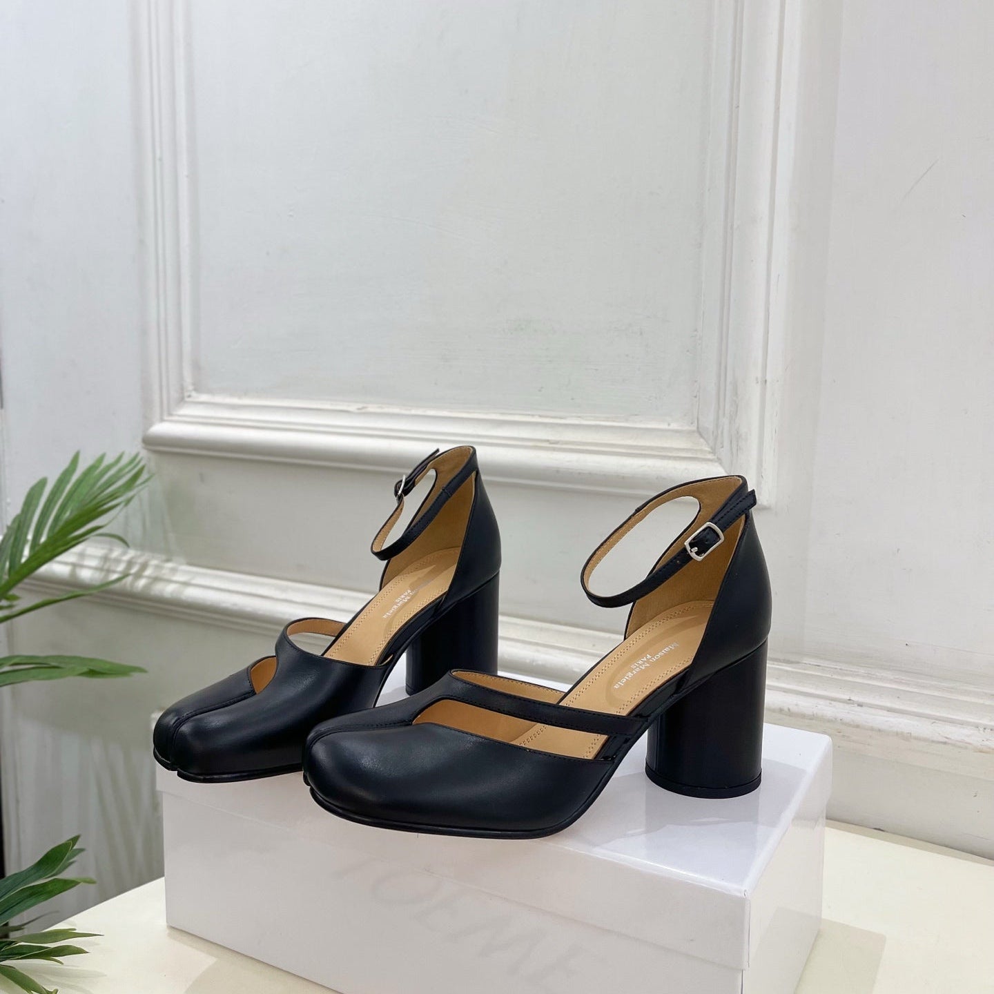 MM6 Tabi 26 Split-Toe Open-Heeled 75 Sandals Black in Cowhide 631902