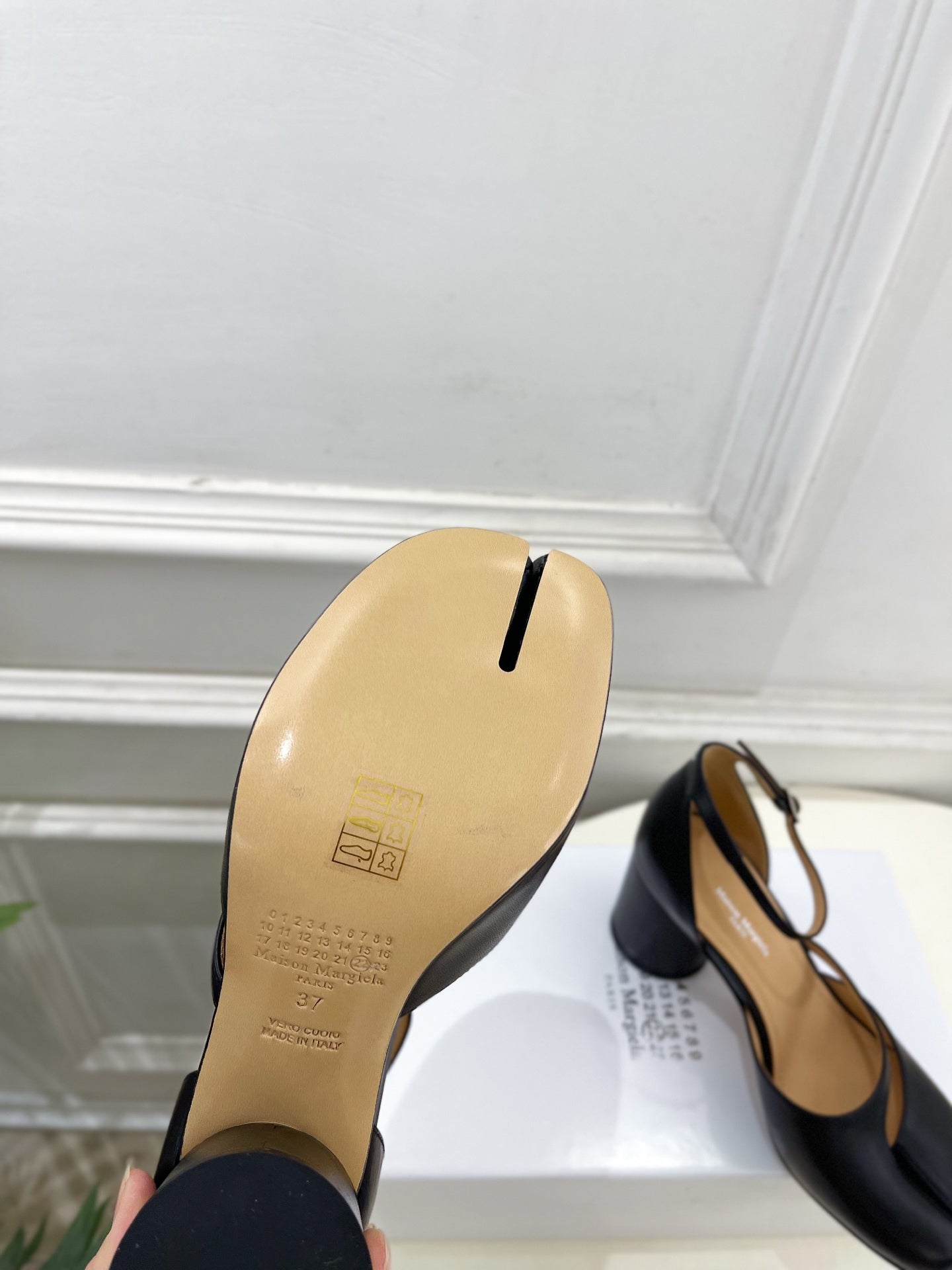 MM6 Tabi 26 Split-Toe Open-Heeled 75 Sandals Black in Cowhide 631902