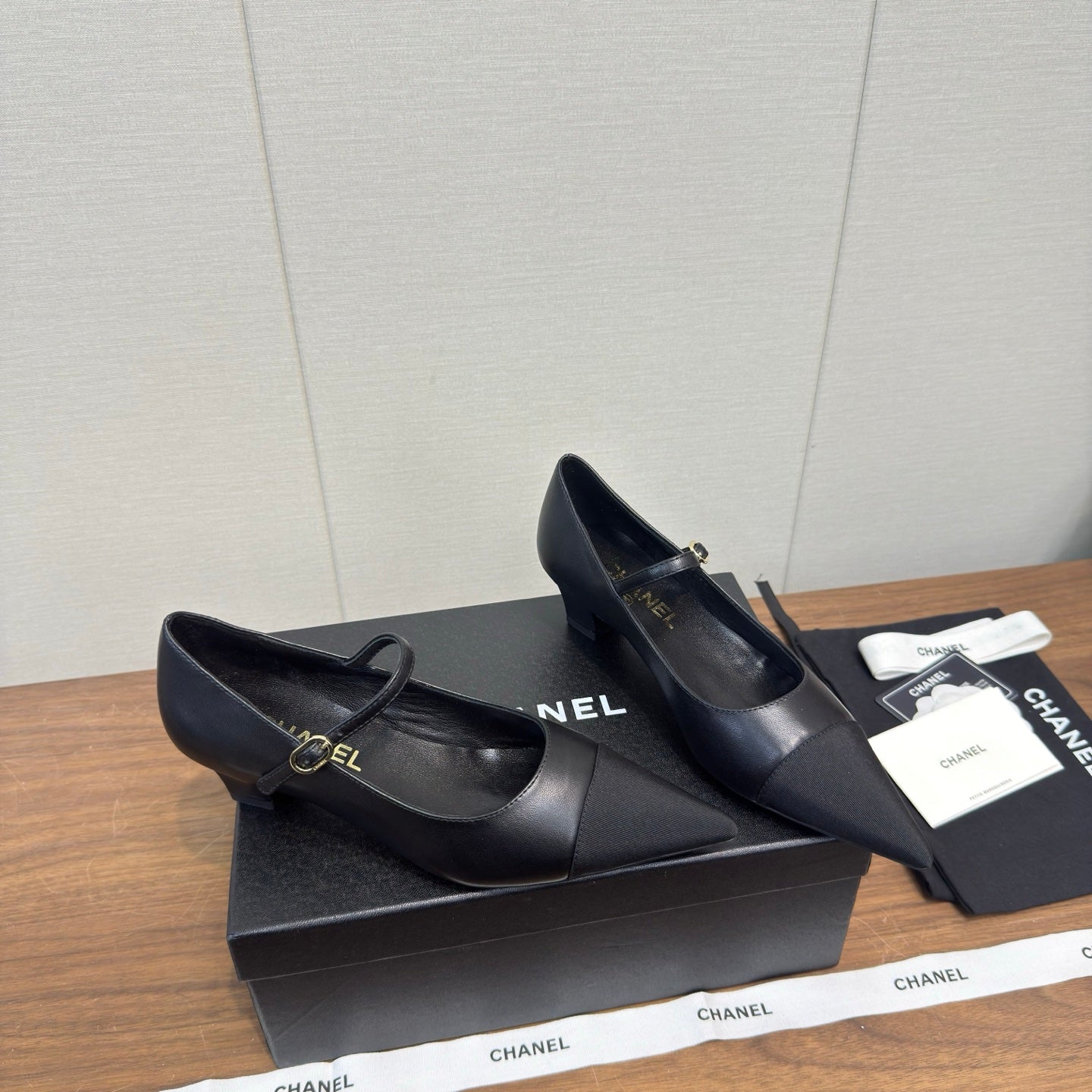 Chanel 26 Pointed-Toe Low Heel 25 Mary Janes Black in Cowhide Fabric 632188
