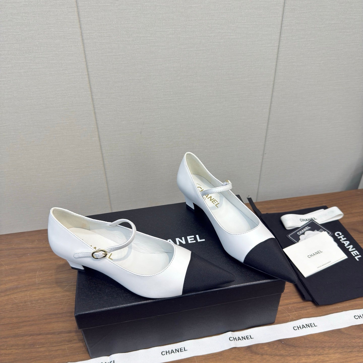 Chanel 26 Pointed-Toe Low Heel 25 Mary Janes White Black in Cowhide Fabric 632187
