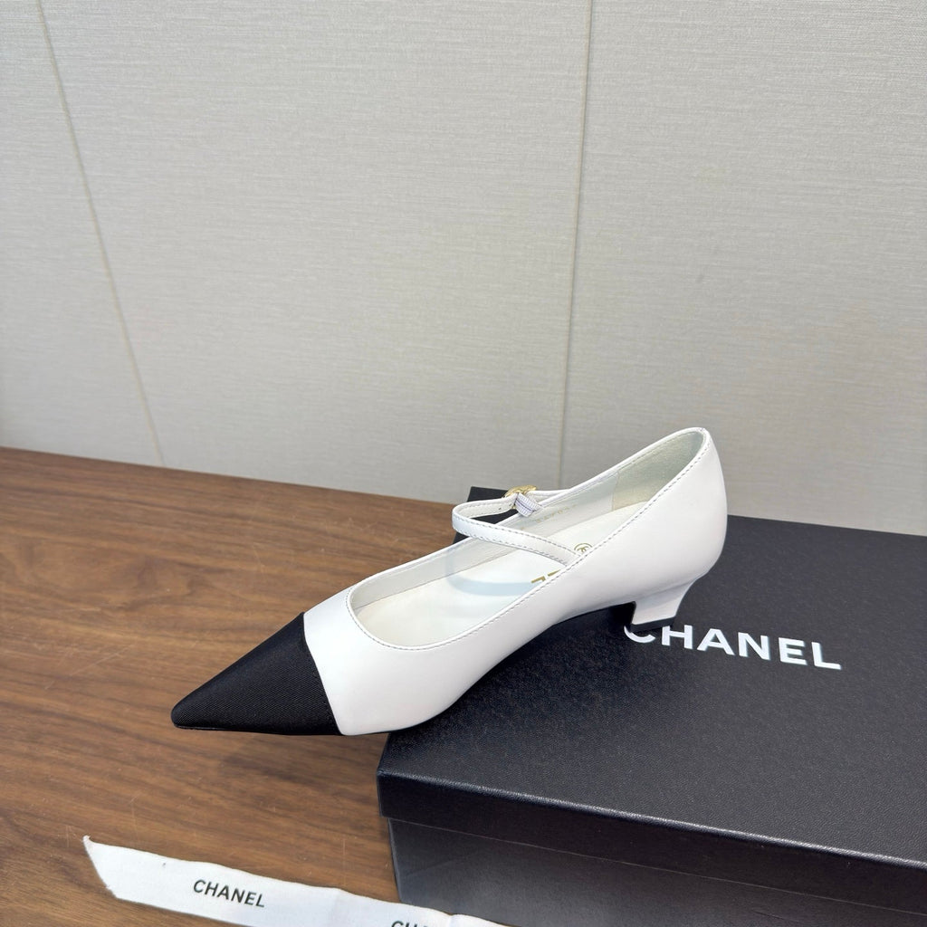 Chanel 26 Pointed-Toe Low Heel 25 Mary Janes White Black in Cowhide Fabric 632187